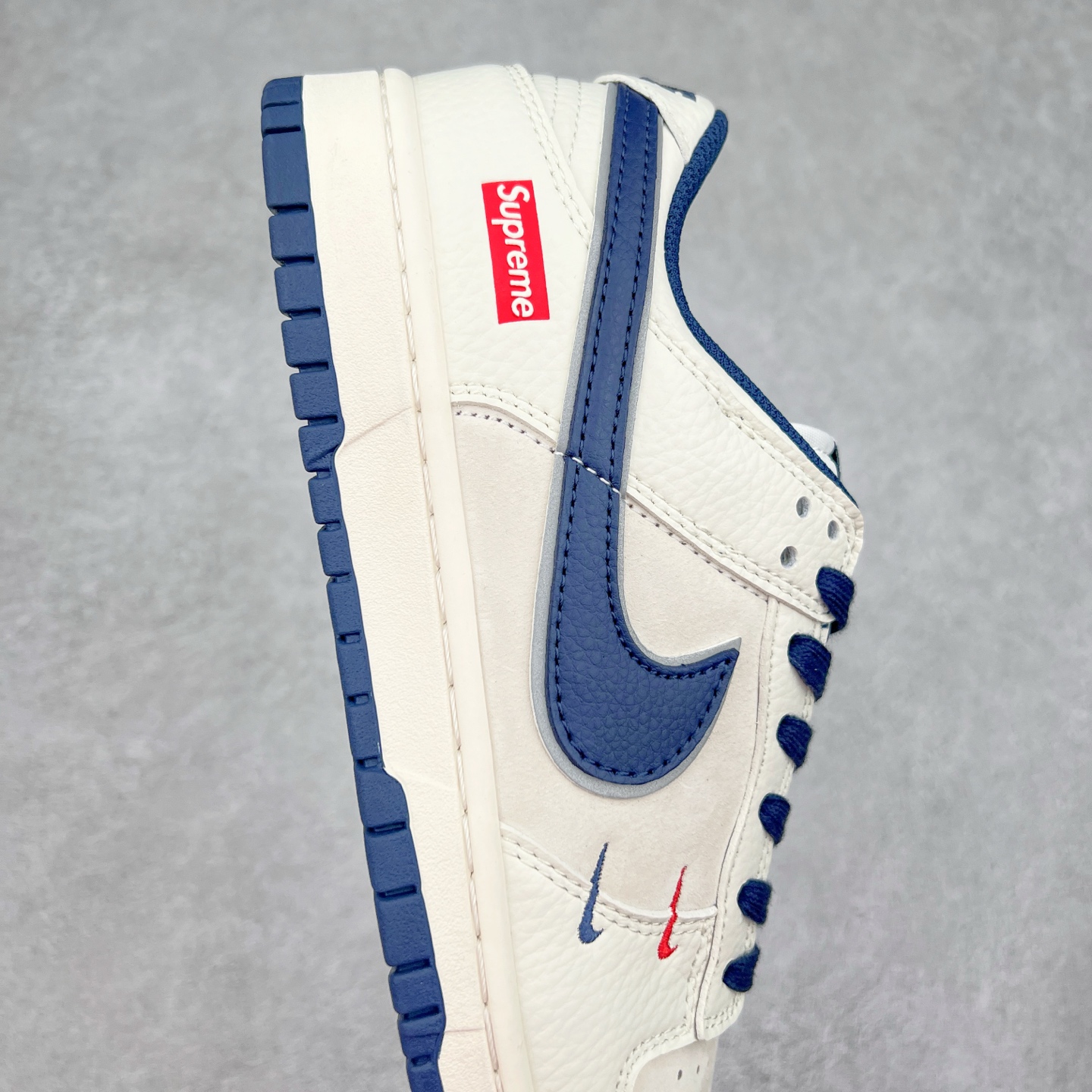 图片[6]-NK Dunk Low 定制配色 XX2025-668 大厂出品 极力推荐 原装头层材料 独家版型蒸餾加工帶來的是更好的视觉和脚感体验大厂纯原品质出货 清洁度 电绣工艺 皮料切割干净无任何毛边 细节完美 实拍调校N版已经零色差零失真 百分百还原实物色彩所见即所得 不存在货不对板色差等低级问题 选购参考实物拍摄 不混卖不参货 只用心做好货严格选品 承诺混一赔十 尺码：36 36.5 37.5 38 38.5 39 40 40.5 41 42 42.5 43 44 44.5 45-选品中心