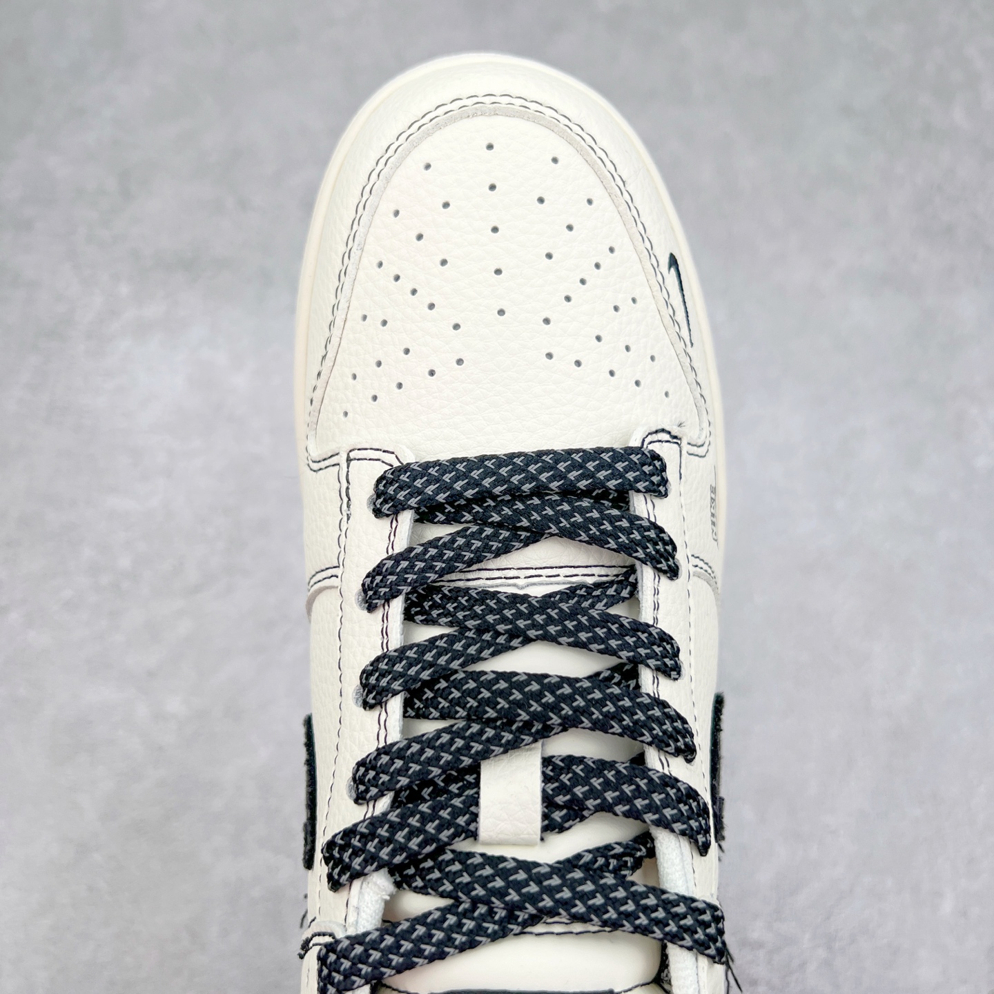 图片[4]-NK Dunk Low 定制配色 ZH2598-266 大厂出品 极力推荐 原装头层材料 独家版型蒸餾加工帶來的是更好的视觉和脚感体验大厂纯原品质出货 清洁度 电绣工艺 皮料切割干净无任何毛边 细节完美 实拍调校N版已经零色差零失真 百分百还原实物色彩所见即所得 不存在货不对板色差等低级问题 选购参考实物拍摄 不混卖不参货 只用心做好货严格选品 承诺混一赔十 尺码：36 36.5 37.5 38 38.5 39 40 40.5 41 42 42.5 43 44 44.5 45-选品中心