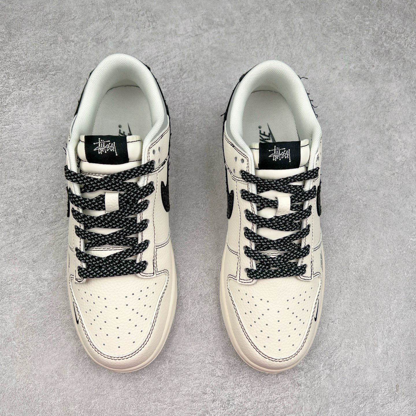 图片[2]-NK Dunk Low 定制配色 ZH2598-266 大厂出品 极力推荐 原装头层材料 独家版型蒸餾加工帶來的是更好的视觉和脚感体验大厂纯原品质出货 清洁度 电绣工艺 皮料切割干净无任何毛边 细节完美 实拍调校N版已经零色差零失真 百分百还原实物色彩所见即所得 不存在货不对板色差等低级问题 选购参考实物拍摄 不混卖不参货 只用心做好货严格选品 承诺混一赔十 尺码：36 36.5 37.5 38 38.5 39 40 40.5 41 42 42.5 43 44 44.5 45-选品中心