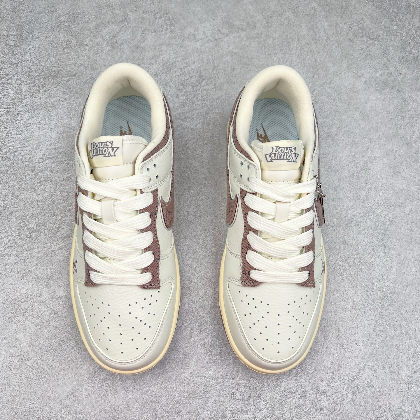 图片[2]-NK Dunk Low 定制配色 JH8310-957 大厂出品 极力推荐 原装头层材料 独家版型蒸餾加工帶來的是更好的视觉和脚感体验大厂纯原品质出货 清洁度 电绣工艺 皮料切割干净无任何毛边 细节完美 实拍调校N版已经零色差零失真 百分百还原实物色彩所见即所得 不存在货不对板色差等低级问题 选购参考实物拍摄 不混卖不参货 只用心做好货严格选品 承诺混一赔十 尺码：36 36.5 37.5 38 38.5 39 40 40.5 41 42 42.5 43 44 44.5 45-选品中心