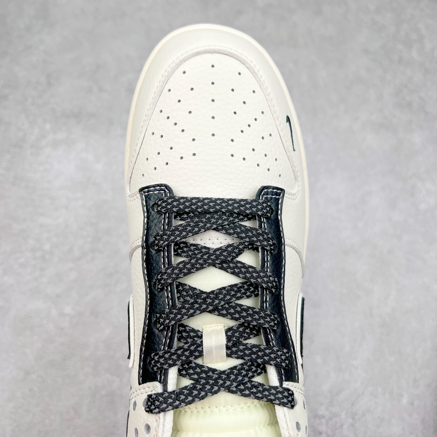 图片[4]-NK Dunk Low 定制配色 BB9866-003 大厂出品 极力推荐 原装头层材料 独家版型蒸餾加工帶來的是更好的视觉和脚感体验大厂纯原品质出货 清洁度 电绣工艺 皮料切割干净无任何毛边 细节完美 实拍调校N版已经零色差零失真 百分百还原实物色彩所见即所得 不存在货不对板色差等低级问题 选购参考实物拍摄 不混卖不参货 只用心做好货严格选品 承诺混一赔十 尺码：36 36.5 37.5 38 38.5 39 40 40.5 41 42 42.5 43 44 44.5 45-选品中心