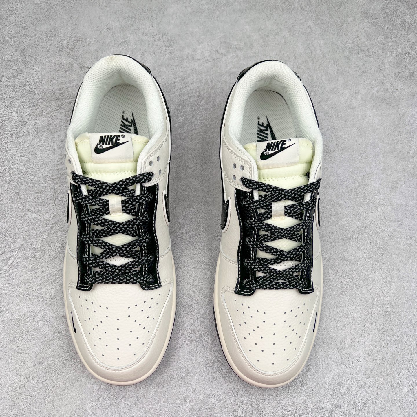 图片[2]-NK Dunk Low 定制配色 BB9866-003 大厂出品 极力推荐 原装头层材料 独家版型蒸餾加工帶來的是更好的视觉和脚感体验大厂纯原品质出货 清洁度 电绣工艺 皮料切割干净无任何毛边 细节完美 实拍调校N版已经零色差零失真 百分百还原实物色彩所见即所得 不存在货不对板色差等低级问题 选购参考实物拍摄 不混卖不参货 只用心做好货严格选品 承诺混一赔十 尺码：36 36.5 37.5 38 38.5 39 40 40.5 41 42 42.5 43 44 44.5 45-选品中心