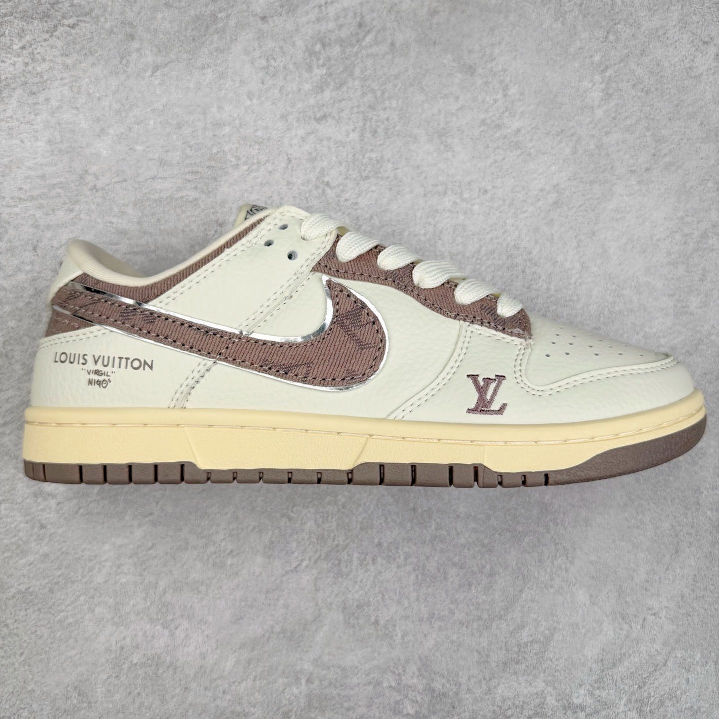 NK Dunk Low 定制配色 JH8310-957 大厂出品 极力推荐 原装头层材料 独家版型蒸餾加工帶來的是更好的视觉和脚感体验大厂纯原品质出货 清洁度 电绣工艺 皮料切割干净无任何毛边 细节完美 实拍调校N版已经零色差零失真 百分百还原实物色彩所见即所得 不存在货不对板色差等低级问题 选购参考实物拍摄 不混卖不参货 只用心做好货严格选品 承诺混一赔十 尺码：36 36.5 37.5 38 38.5 39 40 40.5 41 42 42.5 43 44 44.5 45-选品中心