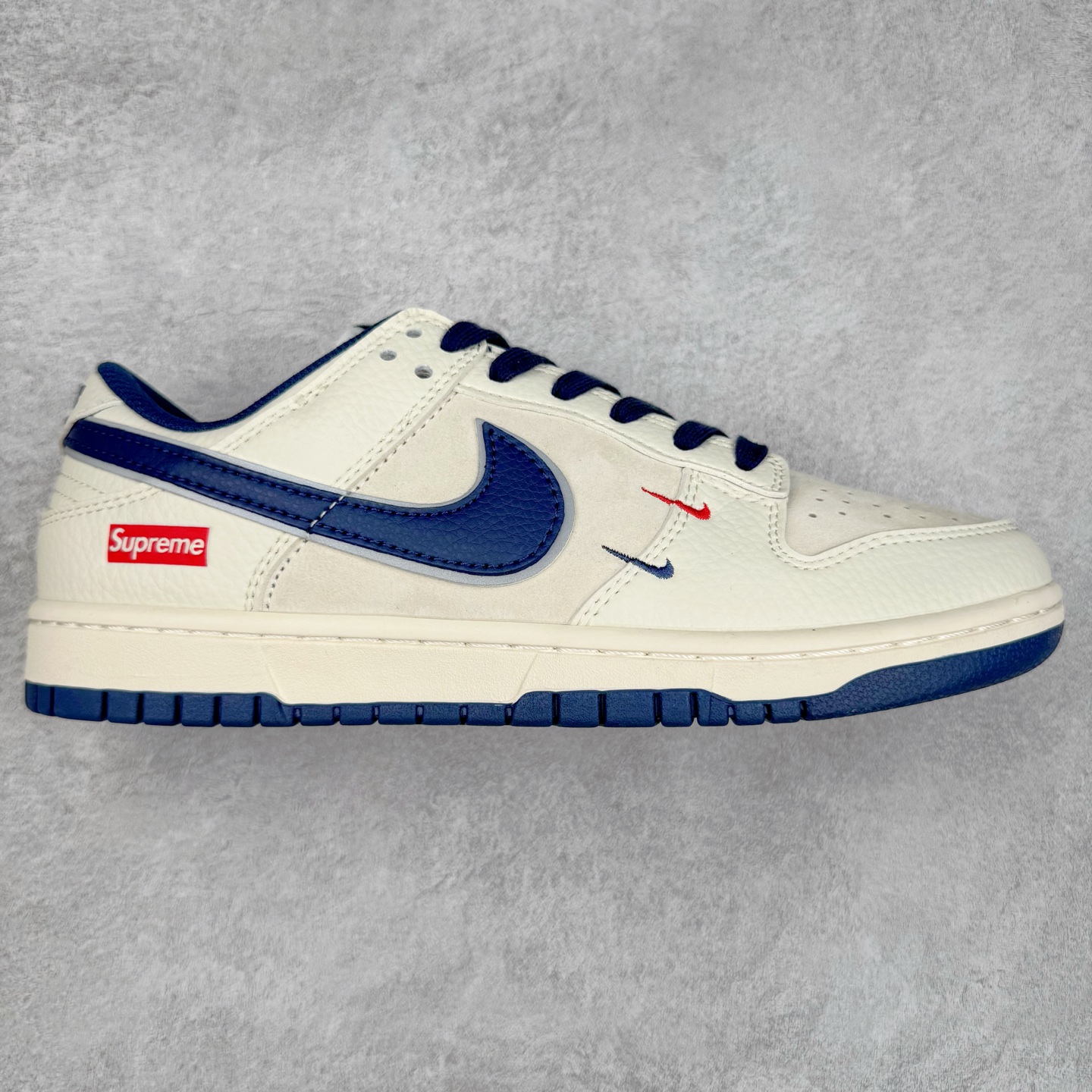 NK Dunk Low 定制配色 XX2025-668 大厂出品 极力推荐 原装头层材料 独家版型蒸餾加工帶來的是更好的视觉和脚感体验大厂纯原品质出货 清洁度 电绣工艺 皮料切割干净无任何毛边 细节完美 实拍调校N版已经零色差零失真 百分百还原实物色彩所见即所得 不存在货不对板色差等低级问题 选购参考实物拍摄 不混卖不参货 只用心做好货严格选品 承诺混一赔十 尺码：36 36.5 37.5 38 38.5 39 40 40.5 41 42 42.5 43 44 44.5 45-选品中心