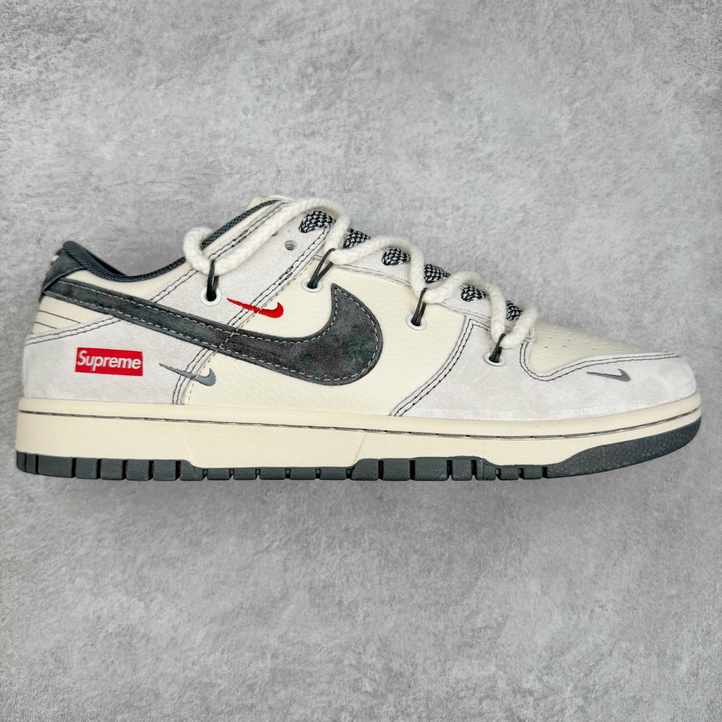 NK Dunk Low 定制配色 YX5066-217 大厂出品 极力推荐 原装头层材料 独家版型蒸餾加工帶來的是更好的视觉和脚感体验大厂纯原品质出货 清洁度 电绣工艺 皮料切割干净无任何毛边 细节完美 实拍调校N版已经零色差零失真 百分百还原实物色彩所见即所得 不存在货不对板色差等低级问题 选购参考实物拍摄 不混卖不参货 只用心做好货严格选品 承诺混一赔十 尺码：36 36.5 37.5 38 38.5 39 40 40.5 41 42 42.5 43 44 44.5 45-选品中心