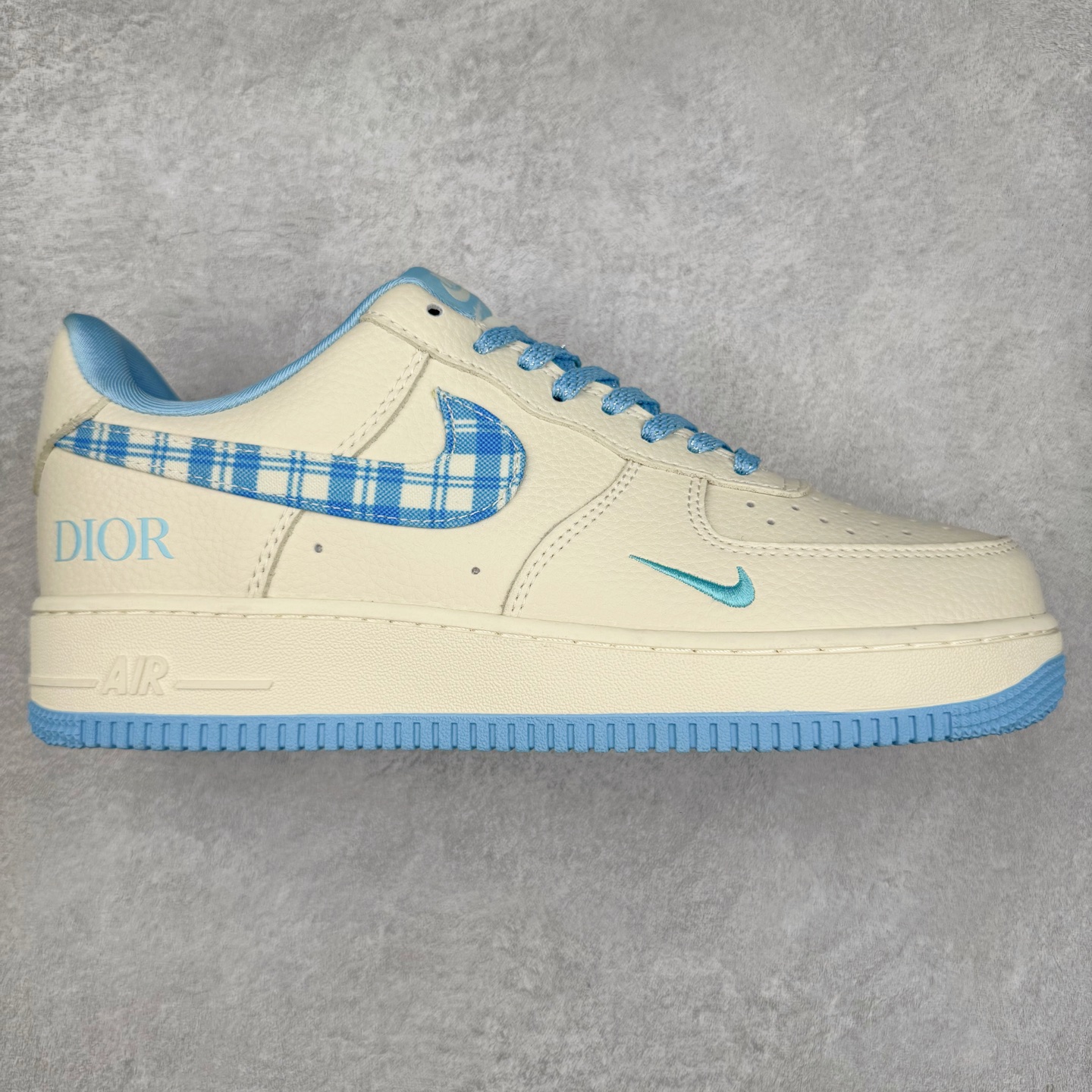 NK Air Force 1´07 Low 空军一号低帮百搭休闲运动板鞋 KK1988-072 柔软、弹性十足的缓震性能和出色的中底设计 横跨复古与现代的外型结合 造就出风靡全球 三十多年的Force 1 直到今天还深受青睐 实拍调校N版已经零色差零失真 百分百还原实物色彩所见即所得 不存在货不对板色差等低级问题 选购参考实物拍摄 不混卖不参货 只用心做好货严格选品 承诺混一赔十 尺码：36 36.5 37.5 38 38.5 39 40 40.5 41 42 42.5 43 44 44.5 45-选品中心