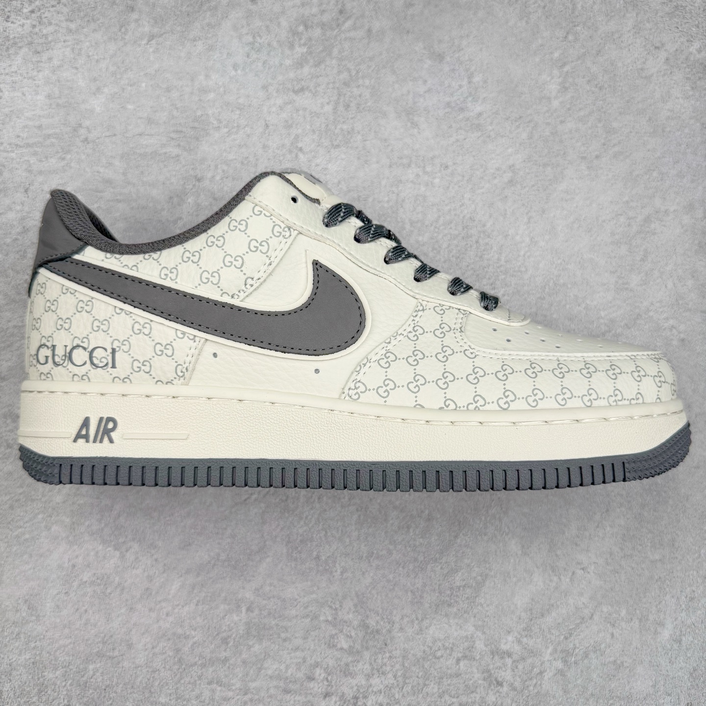 NK Air Force 1´07 Low 空军一号低帮百搭休闲运动板鞋 CS5288-003 柔软、弹性十足的缓震性能和出色的中底设计 横跨复古与现代的外型结合 造就出风靡全球 三十多年的Force 1 直到今天还深受青睐 实拍调校N版已经零色差零失真 百分百还原实物色彩所见即所得 不存在货不对板色差等低级问题 选购参考实物拍摄 不混卖不参货 只用心做好货严格选品 承诺混一赔十 尺码：36 36.5 37.5 38 38.5 39 40 40.5 41 42 42.5 43 44 44.5 45-选品中心