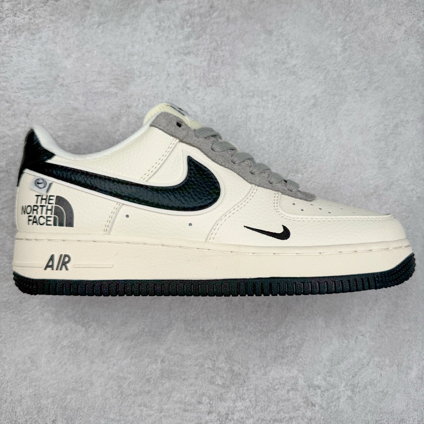 NK Air Force 1´07 Low 空军一号低帮百搭休闲运动板鞋 XZ6188-190 柔软、弹性十足的缓震性能和出色的中底设计 横跨复古与现代的外型结合 造就出风靡全球 三十多年的Force 1 直到今天还深受青睐 实拍调校N版已经零色差零失真 百分百还原实物色彩所见即所得 不存在货不对板色差等低级问题 选购参考实物拍摄 不混卖不参货 只用心做好货严格选品 承诺混一赔十 尺码：36 36.5 37.5 38 38.5 39 40 40.5 41 42 42.5 43 44 44.5 45-选品中心