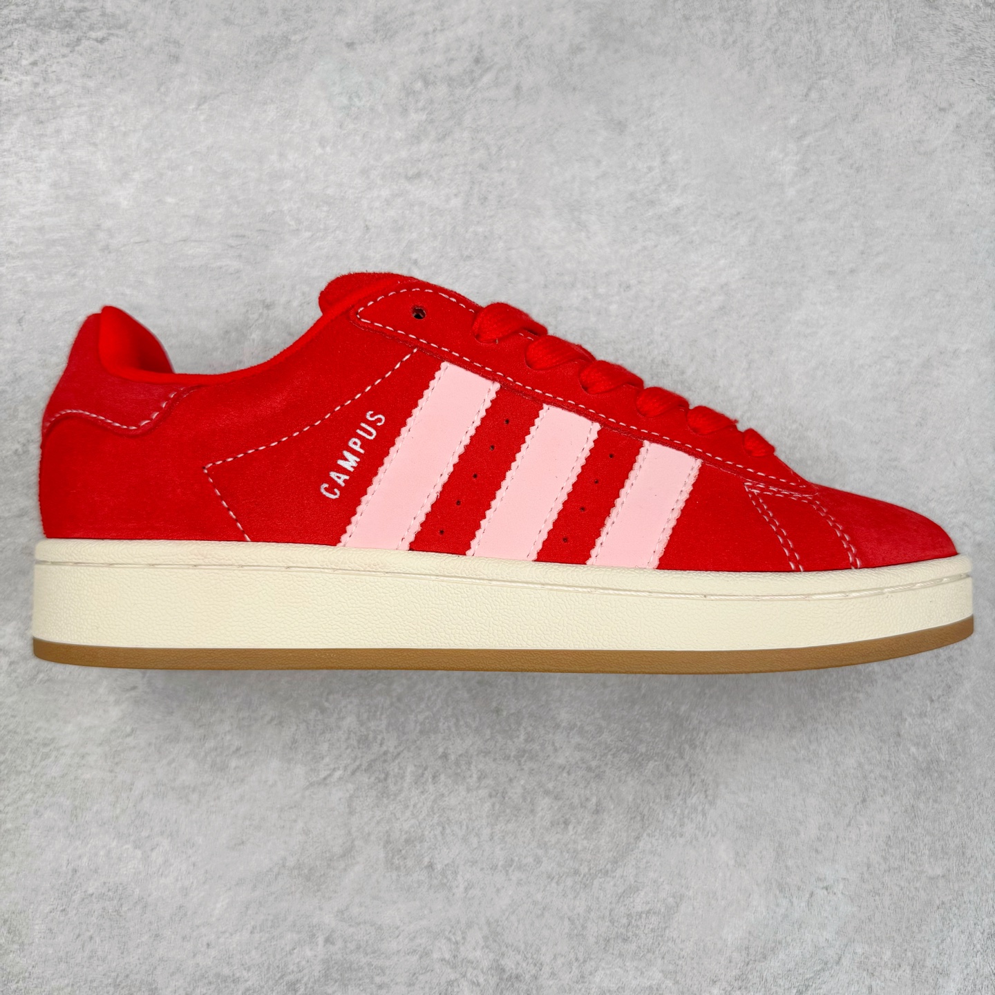 图片[7]-＃C版纯原 AD Originals Campus 00s 学院系列面包风经典复古低帮百搭休闲运动板鞋 原鞋开发 正确版型 市面唯一全鞋采用原厂头层SD皮料 正确宽版鞋盒 清洁度完美 诠释最高工艺 这次 Originals 选择了以经典复古鞋型 Campus 为蓝本打造全新面包鞋 这款鞋型联名不断 冠希当年对它更是钟爱有加 论牌面丝毫不输贝壳头、Forum 等大热鞋型 这次 Campus 一改 80 年代的瘦长造型 鞋舌、鞋身、鞋底甚至细节都变大了 营造出千禧年前后流行的面包鞋宽大廓形 因此鞋名改为 Campus 00s 鞋身采用绒面皮料搭配白色常规皮革 质感上还是延续了经典 Campus 的设计 鞋舌填充更加饱满 让鞋款整体看起来更加圆润 搭配上这款浅蓝配色 「蓝胖子」造型真的很可爱 鞋舌还加入了与以往 Campus 不同的全新三叶草 Logo 令造型更具千禧气息 鞋带也采用了加宽的设计 如果你不喜欢 这次还附送了传统鞋带可以替换 鞋底采用了米黄做旧设计 凸显鞋款的复古年代感 除了清新可人的浅蓝配色 还有一款酷灰配色 造型更加硬朗复古 而且相比浅蓝配色更加耐脏 尺码：36 36⅔ 37⅓ 38 38⅔ 39⅓ 40 40⅔ 41⅓ 42 42⅔ 43⅓ 44 44 ⅓ 45-选品中心