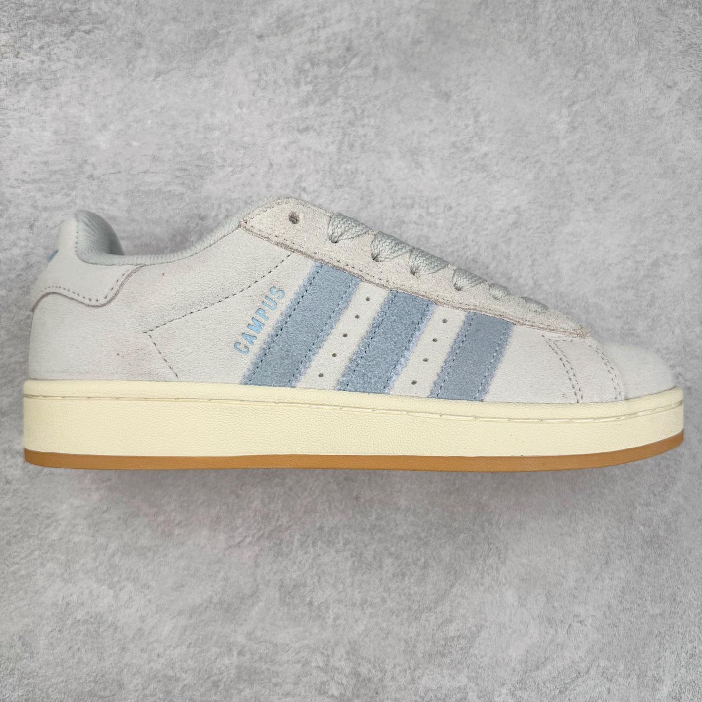 图片[6]-＃C版纯原 AD Originals Campus 00s 学院系列面包风经典复古低帮百搭休闲运动板鞋 原鞋开发 正确版型 市面唯一全鞋采用原厂头层SD皮料 正确宽版鞋盒 清洁度完美 诠释最高工艺 这次 Originals 选择了以经典复古鞋型 Campus 为蓝本打造全新面包鞋 这款鞋型联名不断 冠希当年对它更是钟爱有加 论牌面丝毫不输贝壳头、Forum 等大热鞋型 这次 Campus 一改 80 年代的瘦长造型 鞋舌、鞋身、鞋底甚至细节都变大了 营造出千禧年前后流行的面包鞋宽大廓形 因此鞋名改为 Campus 00s 鞋身采用绒面皮料搭配白色常规皮革 质感上还是延续了经典 Campus 的设计 鞋舌填充更加饱满 让鞋款整体看起来更加圆润 搭配上这款浅蓝配色 「蓝胖子」造型真的很可爱 鞋舌还加入了与以往 Campus 不同的全新三叶草 Logo 令造型更具千禧气息 鞋带也采用了加宽的设计 如果你不喜欢 这次还附送了传统鞋带可以替换 鞋底采用了米黄做旧设计 凸显鞋款的复古年代感 除了清新可人的浅蓝配色 还有一款酷灰配色 造型更加硬朗复古 而且相比浅蓝配色更加耐脏 尺码：36 36⅔ 37⅓ 38 38⅔ 39⅓ 40 40⅔ 41⅓ 42 42⅔ 43⅓ 44 44 ⅓ 45-选品中心