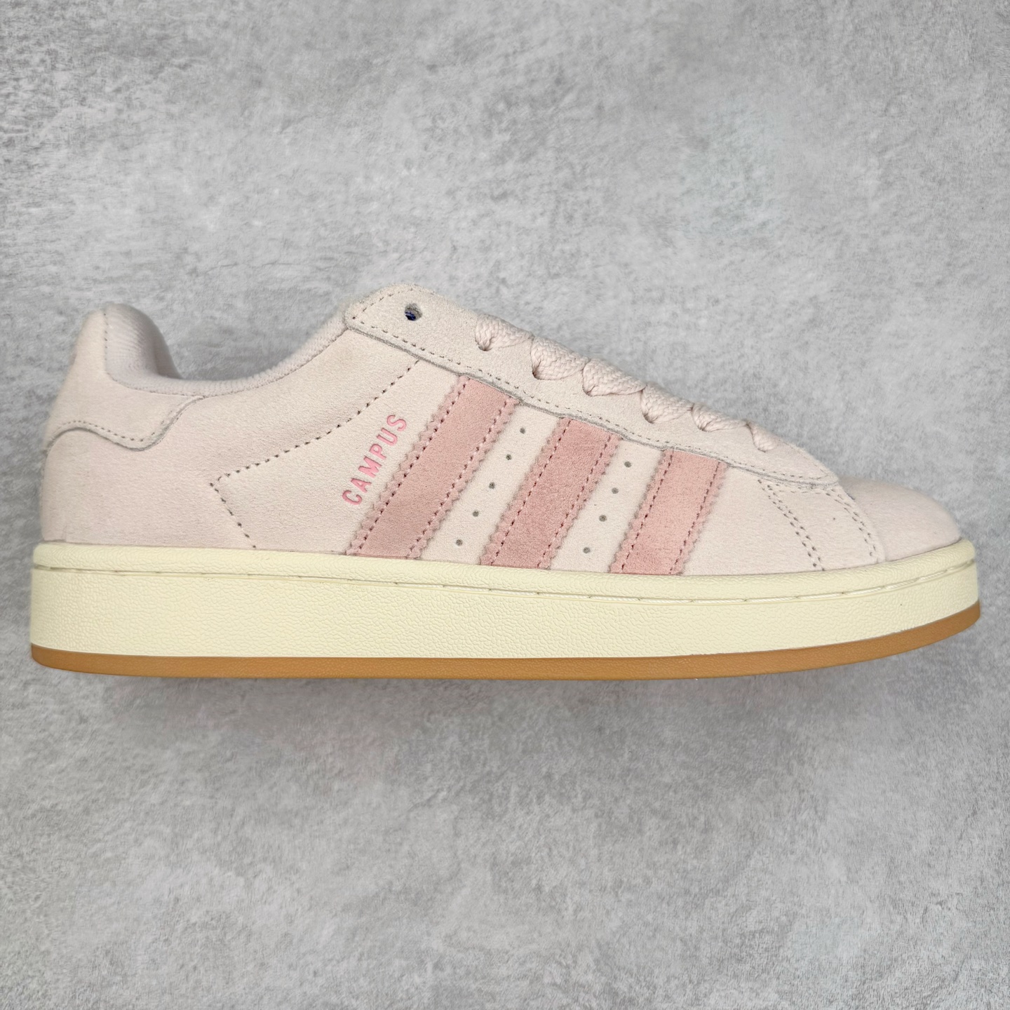 图片[8]-＃C版纯原 AD Originals Campus 00s 学院系列面包风经典复古低帮百搭休闲运动板鞋 原鞋开发 正确版型 市面唯一全鞋采用原厂头层SD皮料 正确宽版鞋盒 清洁度完美 诠释最高工艺 这次 Originals 选择了以经典复古鞋型 Campus 为蓝本打造全新面包鞋 这款鞋型联名不断 冠希当年对它更是钟爱有加 论牌面丝毫不输贝壳头、Forum 等大热鞋型 这次 Campus 一改 80 年代的瘦长造型 鞋舌、鞋身、鞋底甚至细节都变大了 营造出千禧年前后流行的面包鞋宽大廓形 因此鞋名改为 Campus 00s 鞋身采用绒面皮料搭配白色常规皮革 质感上还是延续了经典 Campus 的设计 鞋舌填充更加饱满 让鞋款整体看起来更加圆润 搭配上这款浅蓝配色 「蓝胖子」造型真的很可爱 鞋舌还加入了与以往 Campus 不同的全新三叶草 Logo 令造型更具千禧气息 鞋带也采用了加宽的设计 如果你不喜欢 这次还附送了传统鞋带可以替换 鞋底采用了米黄做旧设计 凸显鞋款的复古年代感 除了清新可人的浅蓝配色 还有一款酷灰配色 造型更加硬朗复古 而且相比浅蓝配色更加耐脏 尺码：36 36⅔ 37⅓ 38 38⅔ 39⅓ 40 40⅔ 41⅓ 42 42⅔ 43⅓ 44 44 ⅓ 45-选品中心