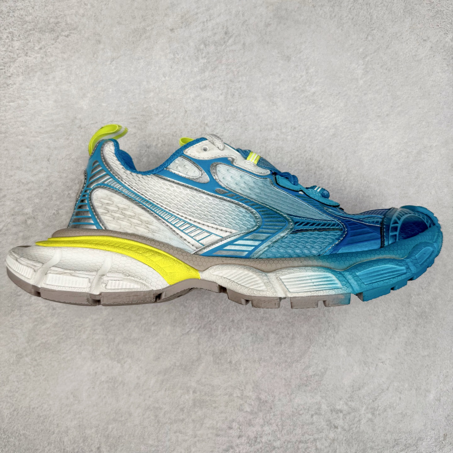 ＃XA BALENCIAGA 3XL Sneakers 巴黎世家十代网布系带低帮走秀复古老爹鞋 全套原纸板楦头开发 最原汁原味的灵魂版型 全鞋荧光划线卡点 胶水把控整洁度追求极致完美 每一双都是工艺品 多重QC质检 超越公司货的品控标准 实实在在的免检产品 原盒原配 正确字体电绣 粗细、位置、大小正确 侧边TPU 透气孔匹配意产原版 正确分离大底 TPU软底 原版一致大底LOGO 立体感十足 原厂皮料水洗做旧 采购原厂网纱 不含皮革 网布材料和聚氨酯 磨损效果 鞋头边缘和后帮 Balenciaga 徽标 鞋面和后跟凸印尺码 鞋舌 3XL 橡胶品牌标识和反光细节 鞋帮拉袢和鞋舌拉祥 配反光细节 备用鞋带在鞋履前侧 可在穿着前取下 便于不同造型搭配 正常尺码 尺码：35 36 37 38 39 40 41 42 43 44 45 46-选品中心