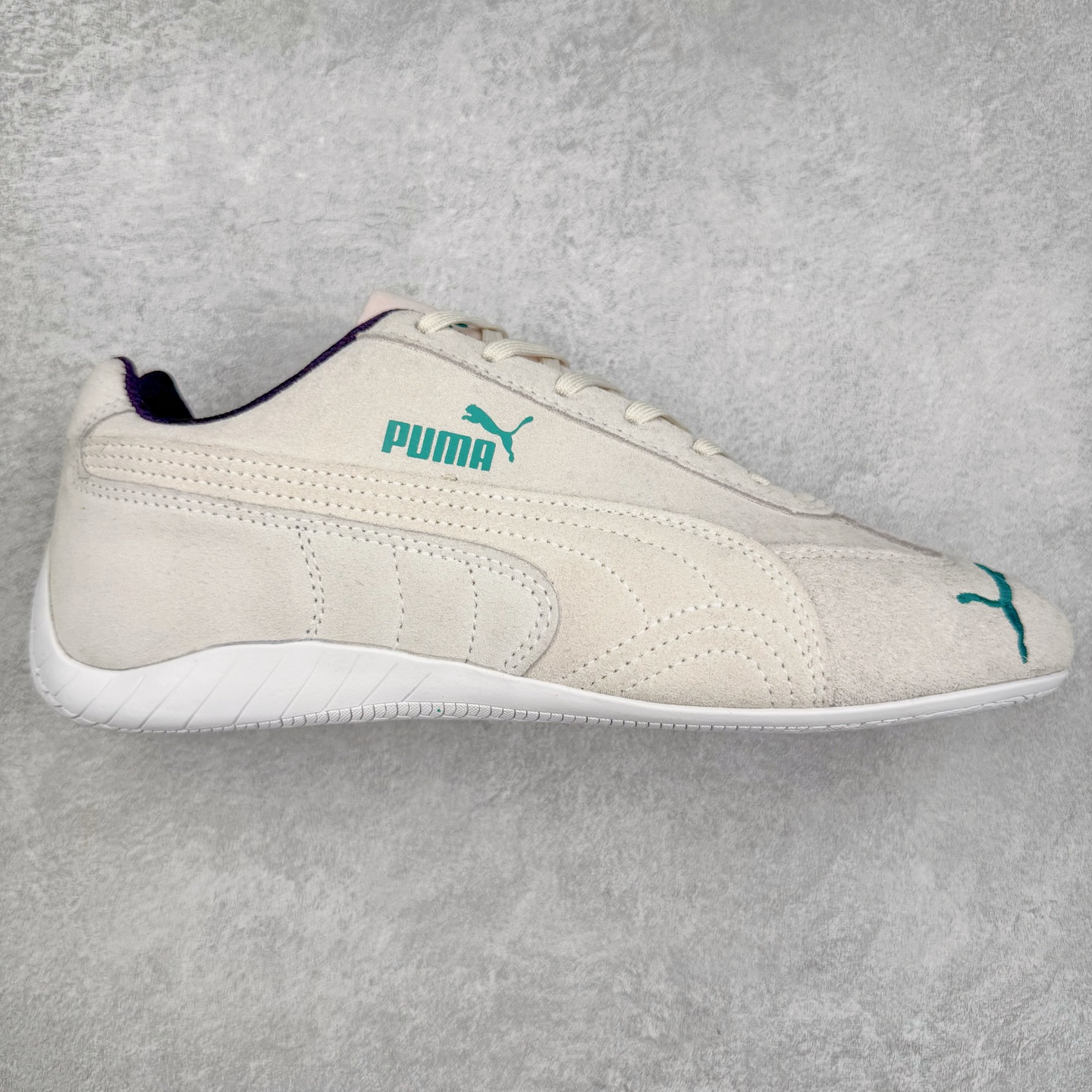 ＃TG特价福利 PUMA Speedca OG 彪马极速赛车系列低帮德训风拼接复古百搭休闲运动赛车鞋 鞋款从80、90年代赛车手所穿的防火赛车鞋为原型，鞋身线条模仿了赛车的流线廓形，体现了空气动力学原理的结构。简约流畅的外观，恰好又和贯穿其中的Formstrip Logo融合恰到好处，视觉上细节丰富且协调。本次Speedcat OG鞋款归来，最大看点自然式保留了窄版鞋型以及薄底构造。这两年各品牌鞋底越做越厚，Speedcat反其道而行之，上脚几乎无鞋底的效果带来耳目一新的视觉体验。鞋面依旧是以质感细腻的麂皮材质打造，并且大面积近乎全包裹的使用，复古味道也愈发浓烈。配色上更是将最原始的黑色和红色带回，向F1赛车队的标志性队服致敬。相信让各位一眼种草的更多是出挑的大红色，上脚即可瞬间点亮整体造型，在以球鞋为核心的OOTD中脱颖而出。而另一款黑色则是低调的万金油，彰显新潮个性的同时又不喧宾夺主，也是热爱简约系穿搭朋友的首选。 尺码：35.5 36 37 37.5 38 38.5 39 40 40.5 41 42 42.5 43 44 44.5 45-选品中心