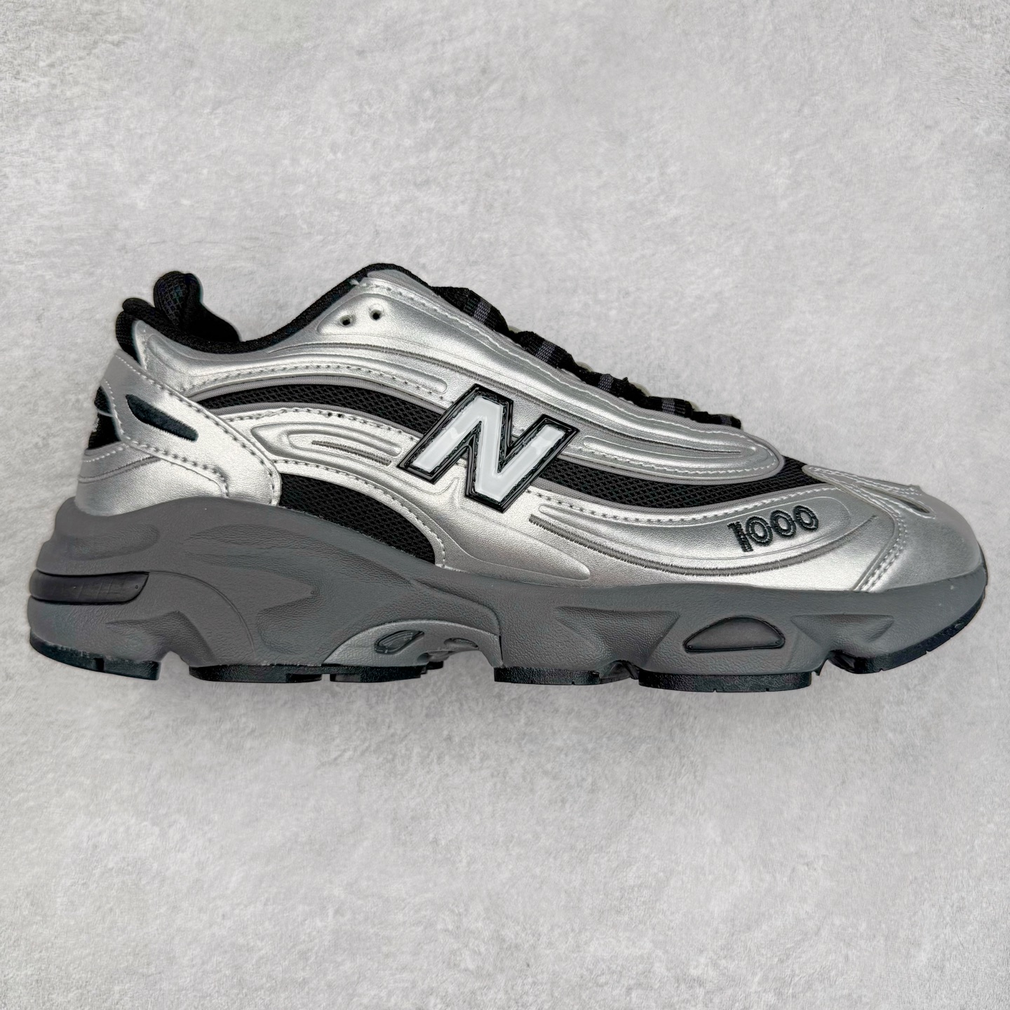 NB新百伦New Balance M1000 系列低帮复古老爹风休闲运动慢跑鞋 据悉，New Balance的复古鞋型M1000系列将在2024年正式回归。而自家美产创意总监Teddy Santis的AIMÉ LEON DORE也将率先推出联名1000撑撑场子，鞋款预计将在今年正式发布。New Balance1000系列作为NB最高端的鞋型，诞生于1999年，一度成为当年的热门鞋型，神似Nike Air Max95，现在看来也是一双符合潮流趋势的复古老爹鞋型。此番Teddy Santis亲自操刀，将丰富的配色和升级材质于复古的1000鞋型结合，鞋身采用米色、绿色和粉色的搭配。\\\”N\\\”字Logo也以全新的设计呈现，以1000标志性的网布和皮革材质打造，带来全新的视觉体验。后续ALD和New Balance1000的联名还将推出纯白配色，具体颜值还要等更多实物图的释出。AIMÉ LEON DORE和New Balance的多次联名一直有着超高的人气，无论是550还是1906R都有着不低的溢价，预计此番颜值不错的全新1000也会有着较高的人气。尺码：36 37 37.5 38 38.5 39.5 40 40.5 41.5 42 42.5 43 44 44.5 45-选品中心