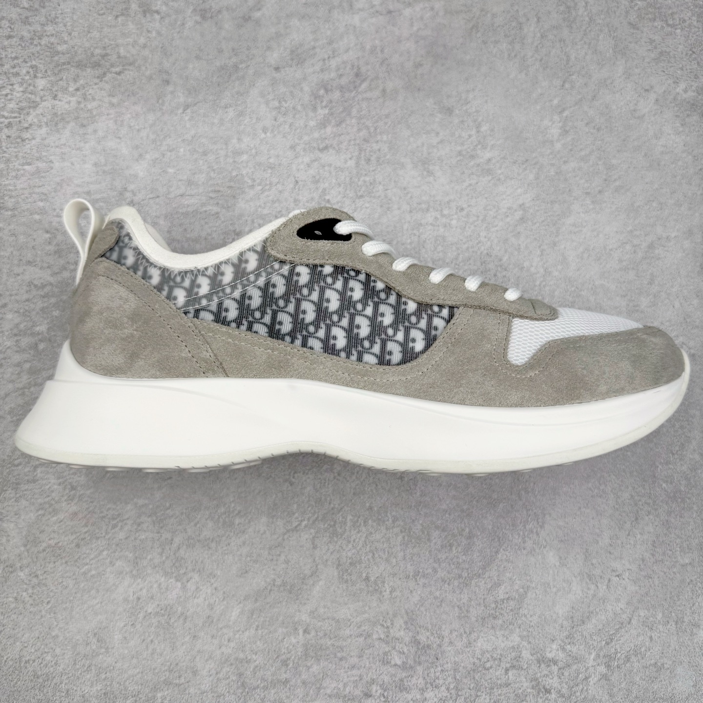 ＃GD广顶 DIOR迪奥 B25 Runner 织物系带防滑低帮生活休闲鞋 结合运动版型与 Dior 优雅的经典标识。采用迪奥灰和白色光滑牛皮革精心制作，饰以经典的米色和黑色 Oblique 印花提升格调。搭配白色纹理橡胶鞋底，可为各式休闲造型增添经典气质，更显精致 配送专柜精美包装，面料采用原版定制牛皮+Oblique 印花布 定制进口超细纤维 增高3.5CM 尺码：40 41 42 43 44 45 46-选品中心