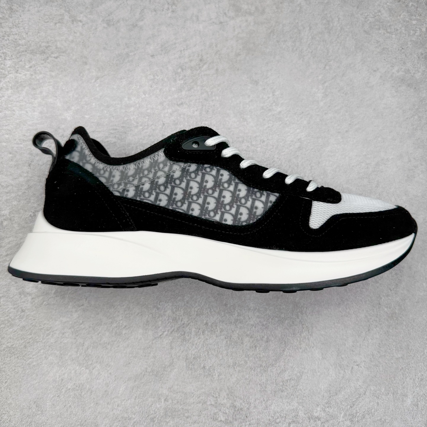 ＃GD广顶 DIOR迪奥 B25 Runner 织物系带防滑低帮生活休闲鞋 结合运动版型与 Dior 优雅的经典标识。采用迪奥灰和白色光滑牛皮革精心制作，饰以经典的米色和黑色 Oblique 印花提升格调。搭配白色纹理橡胶鞋底，可为各式休闲造型增添经典气质，更显精致 配送专柜精美包装，面料采用原版定制牛皮+Oblique 印花布 定制进口超细纤维 增高3.5CM 尺码：40 41 42 43 44 45 46-选品中心
