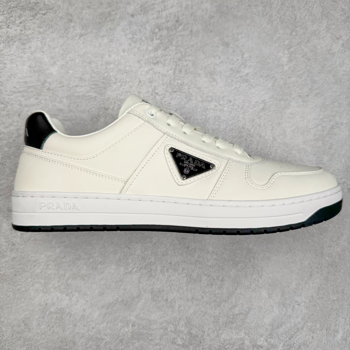 PRADA 普拉达马龙同款低帮男鞋运动休闲板鞋 #明星同款 广东大厂品质 专柜同步 大气个性更潮更抢眼更追求档次,它将颠覆旧念,与您共度时尚潮人必备! 面料采用原版进口小牛皮 牛皮内里垫脚 橡胶大底 轻便防滑耐磨 脚感舒适 款式耐看做工精细 配以简洁利落的鞋楦 彰显男人的果敢和硬朗 尺码:38 39 40 41 42 43 44 (皮鞋码)-选品中心