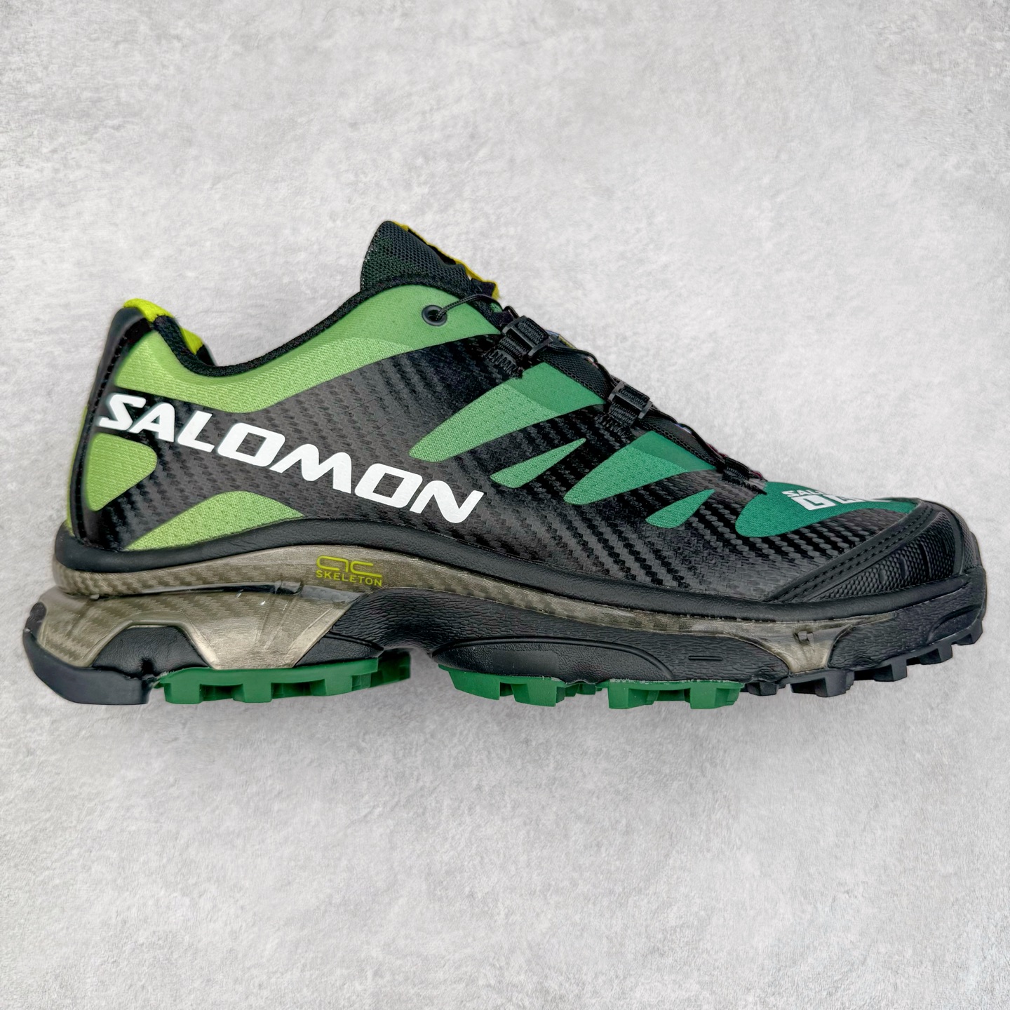 ＃GD Salomon XT-4 OG Advanced 萨洛蒙系列低帮城市越野机能透气休闲运动鞋 鞋舌处附有迷你网眼袋收纳鞋绳以及下方的多色 Logo 标签 接着搭载奶油色 ACS 技术中底以及金色 TPU 塑料部件提升鞋款耐用性 中底与鞋面之间饰有海蓝色条状细节有效增添鞋款层次 最后应用黑色 Contragrip Chevron 外底完成鞋款设计 这次配色颇为高调 两款配色均以绚丽的渐变设计呈现 一款以粉紫渐变主打 另一款以黄绿渐变呈现 视觉效果相当吸睛 鞋面的使用玻璃纤维覆盖物加固 并通过细绳扣系带系统进行锁定 Salomon 的品牌logo 出现在脚后跟和前掌部位 中底虽然偏薄 但非常耐用 与模压塑料ACS 框架以及致密AC2 Muscle 鞋底单元结合 能够提供出色的支撑力和缓冲性 尺码：36 36.5 37.5 38 38.5 39 40 40.5 41 42 42.5 43 44 44.5 45-选品中心