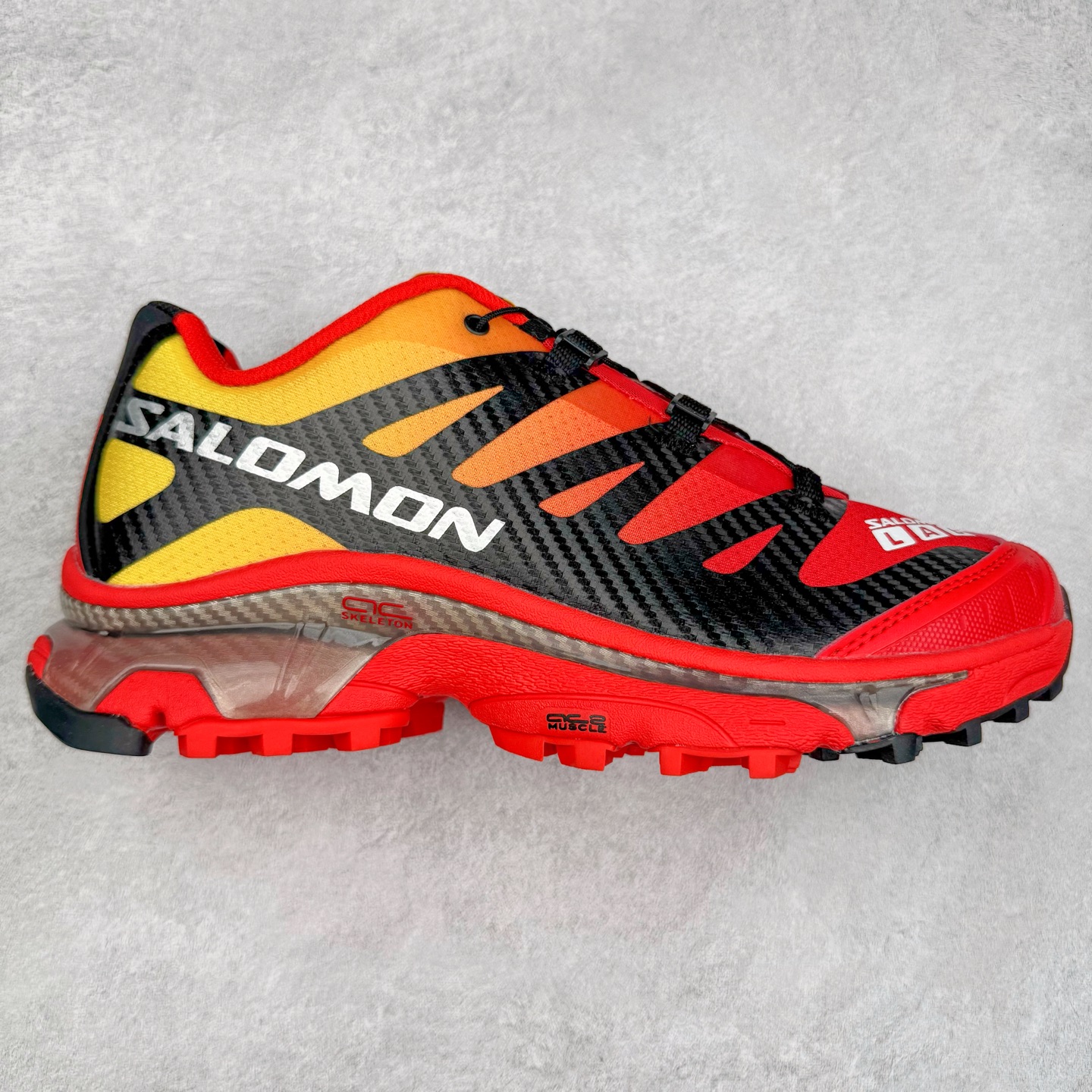 ＃GD Salomon XT-4 OG Advanced 萨洛蒙系列低帮城市越野机能透气休闲运动鞋 鞋舌处附有迷你网眼袋收纳鞋绳以及下方的多色 Logo 标签 接着搭载奶油色 ACS 技术中底以及金色 TPU 塑料部件提升鞋款耐用性 中底与鞋面之间饰有海蓝色条状细节有效增添鞋款层次 最后应用黑色 Contragrip Chevron 外底完成鞋款设计 这次配色颇为高调 两款配色均以绚丽的渐变设计呈现 一款以粉紫渐变主打 另一款以黄绿渐变呈现 视觉效果相当吸睛 鞋面的使用玻璃纤维覆盖物加固 并通过细绳扣系带系统进行锁定 Salomon 的品牌logo 出现在脚后跟和前掌部位 中底虽然偏薄 但非常耐用 与模压塑料ACS 框架以及致密AC2 Muscle 鞋底单元结合 能够提供出色的支撑力和缓冲性 尺码：36 36.5 37.5 38 38.5 39 40 40.5 41 42 42.5 43 44 44.5 45-选品中心