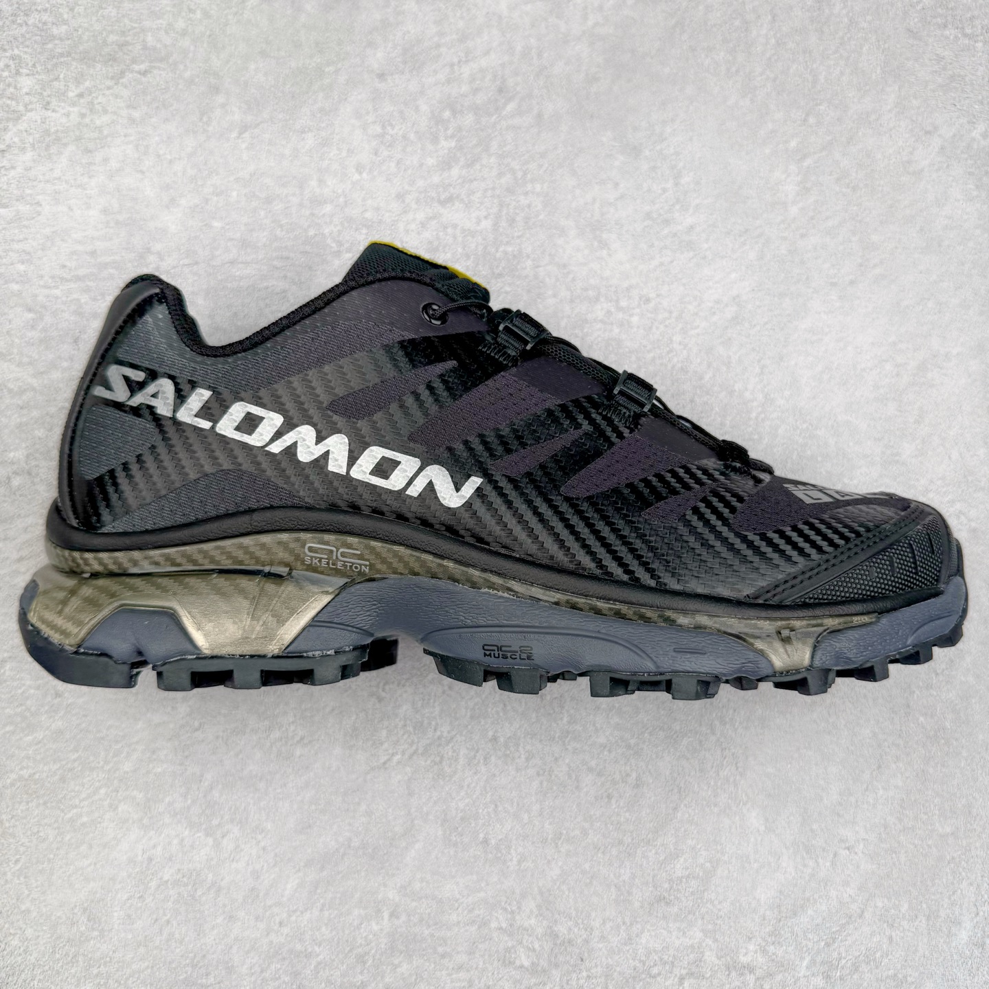 ＃GD Salomon XT-4 OG Advanced 萨洛蒙系列低帮城市越野机能透气休闲运动鞋 鞋舌处附有迷你网眼袋收纳鞋绳以及下方的多色 Logo 标签 接着搭载奶油色 ACS 技术中底以及金色 TPU 塑料部件提升鞋款耐用性 中底与鞋面之间饰有海蓝色条状细节有效增添鞋款层次 最后应用黑色 Contragrip Chevron 外底完成鞋款设计 这次配色颇为高调 两款配色均以绚丽的渐变设计呈现 一款以粉紫渐变主打 另一款以黄绿渐变呈现 视觉效果相当吸睛 鞋面的使用玻璃纤维覆盖物加固 并通过细绳扣系带系统进行锁定 Salomon 的品牌logo 出现在脚后跟和前掌部位 中底虽然偏薄 但非常耐用 与模压塑料ACS 框架以及致密AC2 Muscle 鞋底单元结合 能够提供出色的支撑力和缓冲性 尺码：36 36.5 37.5 38 38.5 39 40 40.5 41 42 42.5 43 44 44.5 45-选品中心