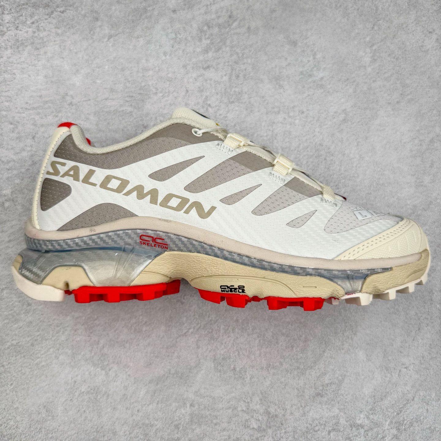 ＃GD Salomon XT-4 OG Advanced 萨洛蒙系列低帮城市越野机能透气休闲运动鞋 鞋舌处附有迷你网眼袋收纳鞋绳以及下方的多色 Logo 标签 接着搭载奶油色 ACS 技术中底以及金色 TPU 塑料部件提升鞋款耐用性 中底与鞋面之间饰有海蓝色条状细节有效增添鞋款层次 最后应用黑色 Contragrip Chevron 外底完成鞋款设计 这次配色颇为高调 两款配色均以绚丽的渐变设计呈现 一款以粉紫渐变主打 另一款以黄绿渐变呈现 视觉效果相当吸睛 鞋面的使用玻璃纤维覆盖物加固 并通过细绳扣系带系统进行锁定 Salomon 的品牌logo 出现在脚后跟和前掌部位 中底虽然偏薄 但非常耐用 与模压塑料ACS 框架以及致密AC2 Muscle 鞋底单元结合 能够提供出色的支撑力和缓冲性 尺码：36 36.5 37.5 38 38.5 39 40 40.5 41 42 42.5 43 44 44.5 45-选品中心