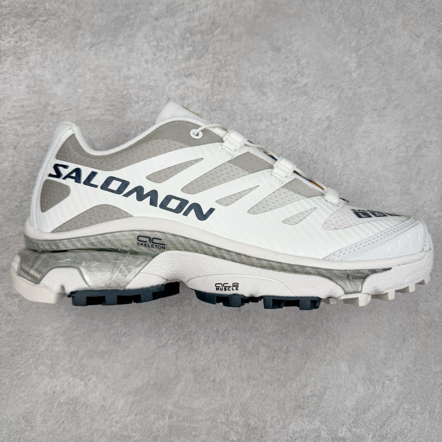 ＃GD Salomon XT-4 OG Advanced 萨洛蒙系列低帮城市越野机能透气休闲运动鞋 鞋舌处附有迷你网眼袋收纳鞋绳以及下方的多色 Logo 标签 接着搭载奶油色 ACS 技术中底以及金色 TPU 塑料部件提升鞋款耐用性 中底与鞋面之间饰有海蓝色条状细节有效增添鞋款层次 最后应用黑色 Contragrip Chevron 外底完成鞋款设计 这次配色颇为高调 两款配色均以绚丽的渐变设计呈现 一款以粉紫渐变主打 另一款以黄绿渐变呈现 视觉效果相当吸睛 鞋面的使用玻璃纤维覆盖物加固 并通过细绳扣系带系统进行锁定 Salomon 的品牌logo 出现在脚后跟和前掌部位 中底虽然偏薄 但非常耐用 与模压塑料ACS 框架以及致密AC2 Muscle 鞋底单元结合 能够提供出色的支撑力和缓冲性 尺码：36 36.5 37.5 38 38.5 39 40 40.5 41 42 42.5 43 44 44.5 45-选品中心