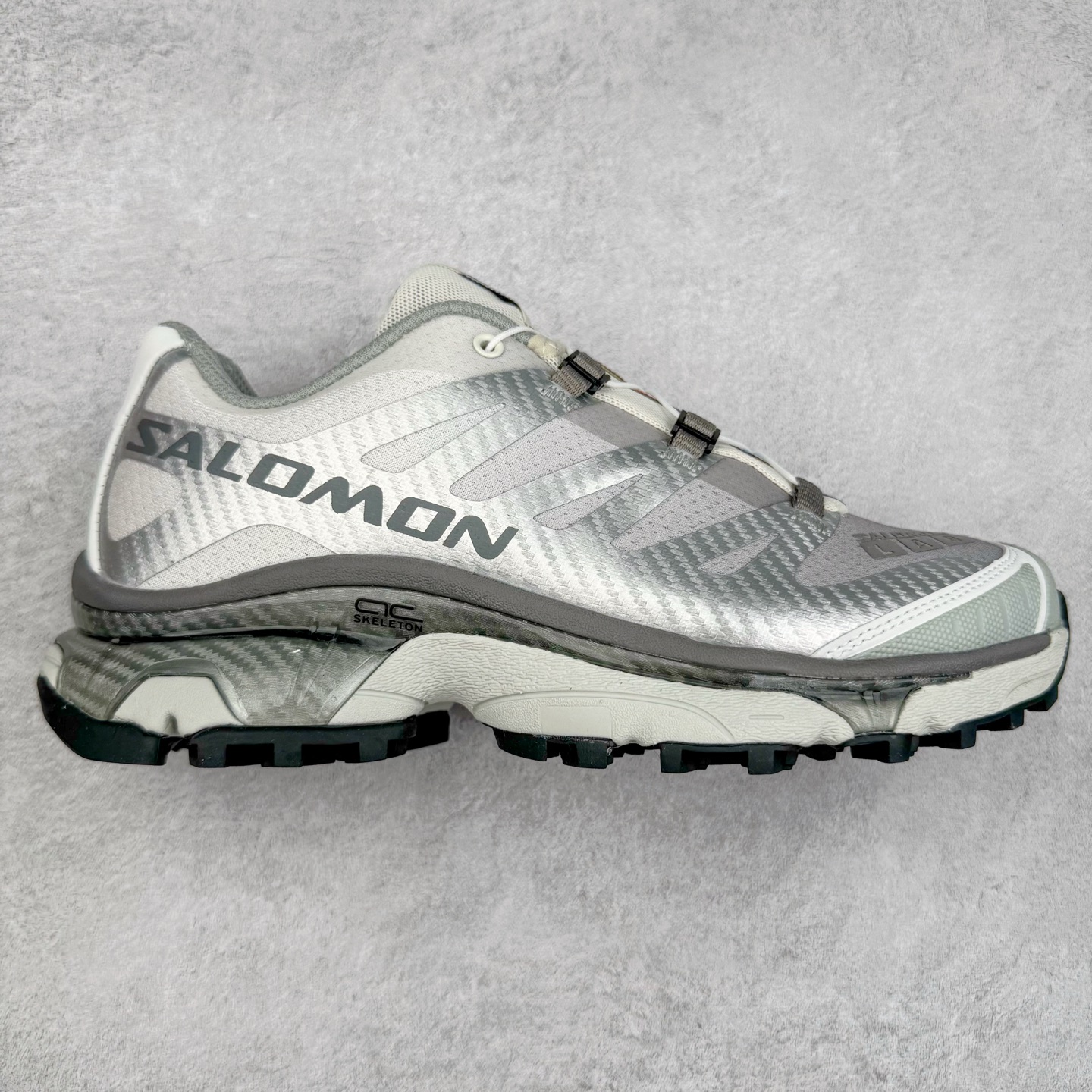 ＃GD Salomon XT-4 OG Advanced 萨洛蒙系列低帮城市越野机能透气休闲运动鞋 鞋舌处附有迷你网眼袋收纳鞋绳以及下方的多色 Logo 标签 接着搭载奶油色 ACS 技术中底以及金色 TPU 塑料部件提升鞋款耐用性 中底与鞋面之间饰有海蓝色条状细节有效增添鞋款层次 最后应用黑色 Contragrip Chevron 外底完成鞋款设计 这次配色颇为高调 两款配色均以绚丽的渐变设计呈现 一款以粉紫渐变主打 另一款以黄绿渐变呈现 视觉效果相当吸睛 鞋面的使用玻璃纤维覆盖物加固 并通过细绳扣系带系统进行锁定 Salomon 的品牌logo 出现在脚后跟和前掌部位 中底虽然偏薄 但非常耐用 与模压塑料ACS 框架以及致密AC2 Muscle 鞋底单元结合 能够提供出色的支撑力和缓冲性 尺码：36 36.5 37.5 38 38.5 39 40 40.5 41 42 42.5 43 44 44.5 45-选品中心