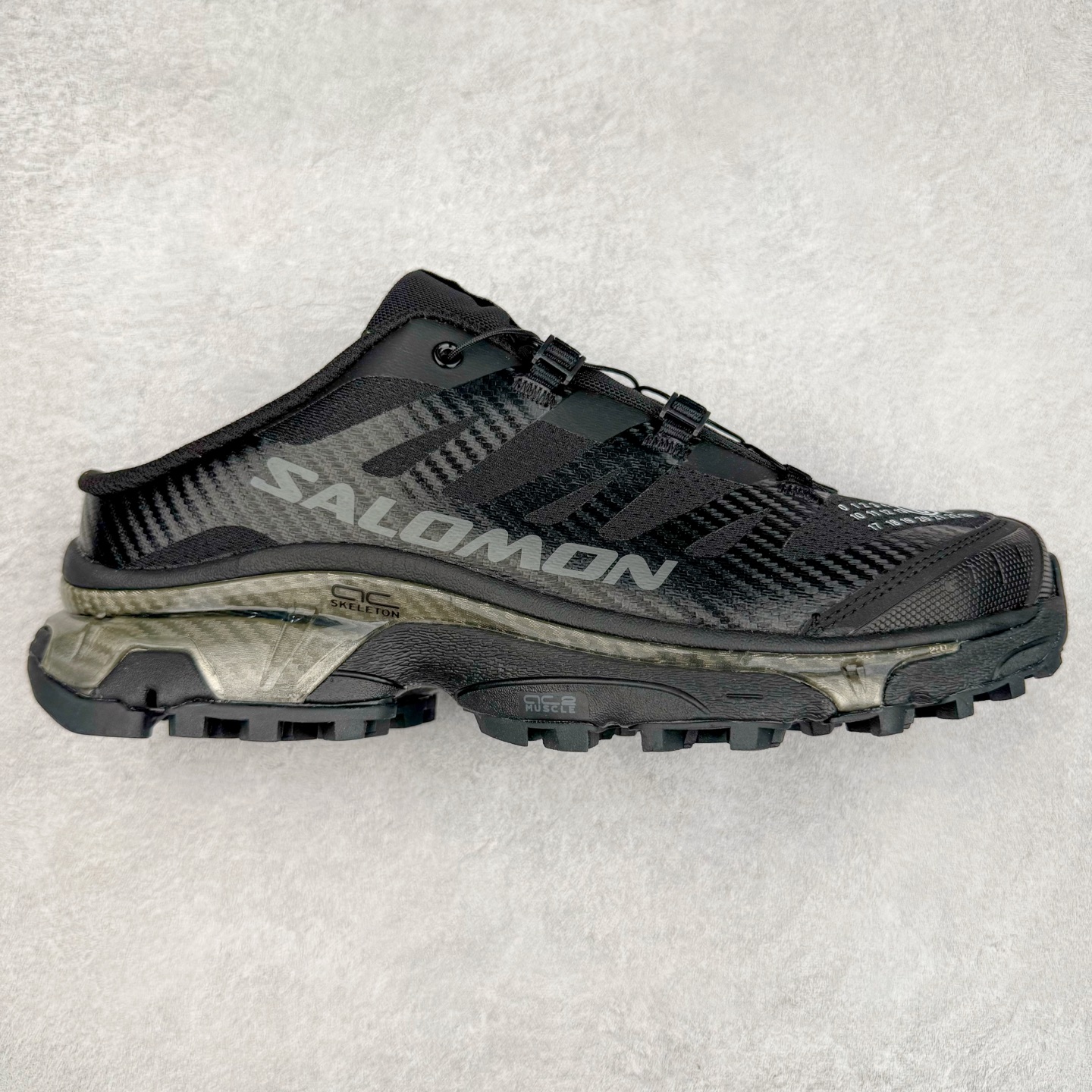 ＃GD Salomon XT-4 OG Advanced 萨洛蒙系列低帮城市越野机能透气休闲运动鞋 鞋舌处附有迷你网眼袋收纳鞋绳以及下方的多色 Logo 标签 接着搭载奶油色 ACS 技术中底以及金色 TPU 塑料部件提升鞋款耐用性 中底与鞋面之间饰有海蓝色条状细节有效增添鞋款层次 最后应用黑色 Contragrip Chevron 外底完成鞋款设计 这次配色颇为高调 两款配色均以绚丽的渐变设计呈现 一款以粉紫渐变主打 另一款以黄绿渐变呈现 视觉效果相当吸睛 鞋面的使用玻璃纤维覆盖物加固 并通过细绳扣系带系统进行锁定 Salomon 的品牌logo 出现在脚后跟和前掌部位 中底虽然偏薄 但非常耐用 与模压塑料ACS 框架以及致密AC2 Muscle 鞋底单元结合 能够提供出色的支撑力和缓冲性 尺码：36 36.5 37.5 38 38.5 39 40 40.5 41 42 42.5 43 44 44.5 45-选品中心