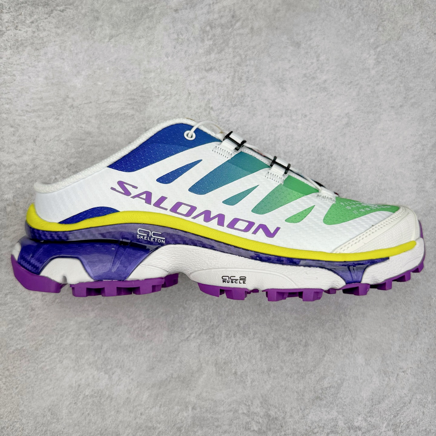 ＃GD Salomon XT-4 OG Advanced 萨洛蒙系列低帮城市越野机能透气休闲运动鞋 鞋舌处附有迷你网眼袋收纳鞋绳以及下方的多色 Logo 标签 接着搭载奶油色 ACS 技术中底以及金色 TPU 塑料部件提升鞋款耐用性 中底与鞋面之间饰有海蓝色条状细节有效增添鞋款层次 最后应用黑色 Contragrip Chevron 外底完成鞋款设计 这次配色颇为高调 两款配色均以绚丽的渐变设计呈现 一款以粉紫渐变主打 另一款以黄绿渐变呈现 视觉效果相当吸睛 鞋面的使用玻璃纤维覆盖物加固 并通过细绳扣系带系统进行锁定 Salomon 的品牌logo 出现在脚后跟和前掌部位 中底虽然偏薄 但非常耐用 与模压塑料ACS 框架以及致密AC2 Muscle 鞋底单元结合 能够提供出色的支撑力和缓冲性 尺码：36 36.5 37.5 38 38.5 39 40 40.5 41 42 42.5 43 44 44.5 45-选品中心