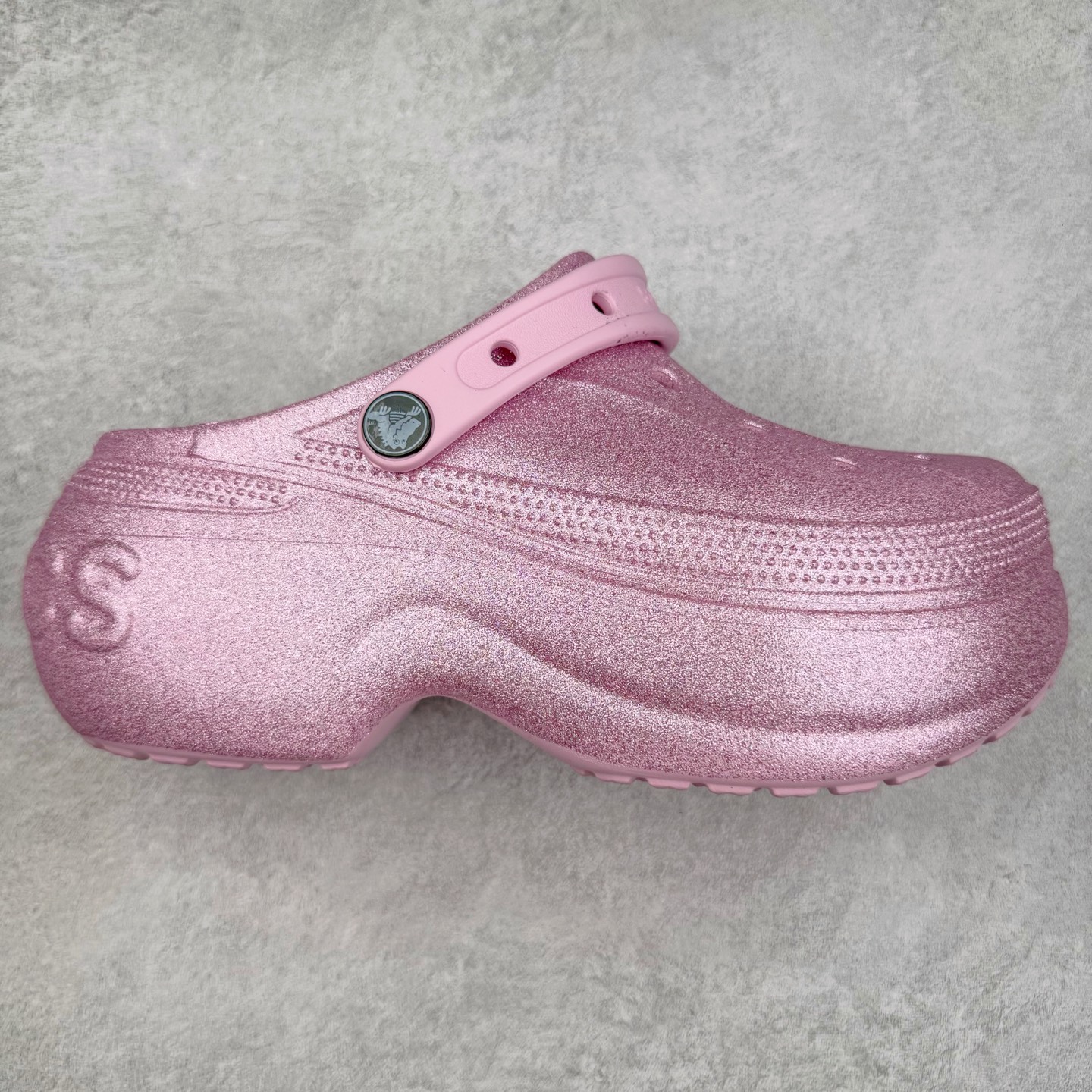 ＃DG莞产 Crocs Classic Clog 卡骆驰休闲沙滩洞洞鞋拖鞋凉鞋泡芙鞋 联名款 透明防水袋包装 注意配件需单独购买 超轻Croslite专利材料打造 鞋面更加耐用易清洗 该鞋款轻盈舒适 2002年 经典克骆格诞生 秉承外形简单 穿着舒适的初衷 不断为消费者带来舒适的穿着体验 穿出“趣”味 鞋面洞洞可搭彰显个性的智必星 一鞋两穿 可调节式后跟带增添鞋身的稳固性能 放前面变成愜意舒适的凉拖 放后面行走跑跳更加稳妥 Croslite ™材料 封闭式细胞树脂 能够在体温作用下自动变形以适应脚部形状 涉水性优秀的同时易于清洁 抓地力强 不易打滑 Crocs的核心理念：轻便 灵活 全方位的舒适感 同步官方尺码：M4（36-37） M5（37-38）M6（38-39）M7（39-40）-选品中心