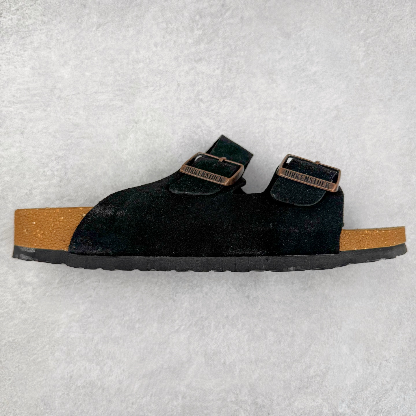 图片[8]-＃福利特价 Birkenstock Arizona 系列勃肯皮革绒面双扣时尚凉拖鞋 牛皮绒面革质地柔软 搭配可调节鞋扣提升穿着舒适度 人体工学设计分散脚部压力 保护脚踝 软木乳胶鞋床具有一定的收缩性 长时间穿着后能贴合脚型 EVA鞋底回弹性和抗张性力高 具有良好的防震、缓冲性 四季皆宜 柔软的鞋床采用额外的泡沫缓冲层 提供额外的舒适感和全天支撑 尺码：35-44-选品中心