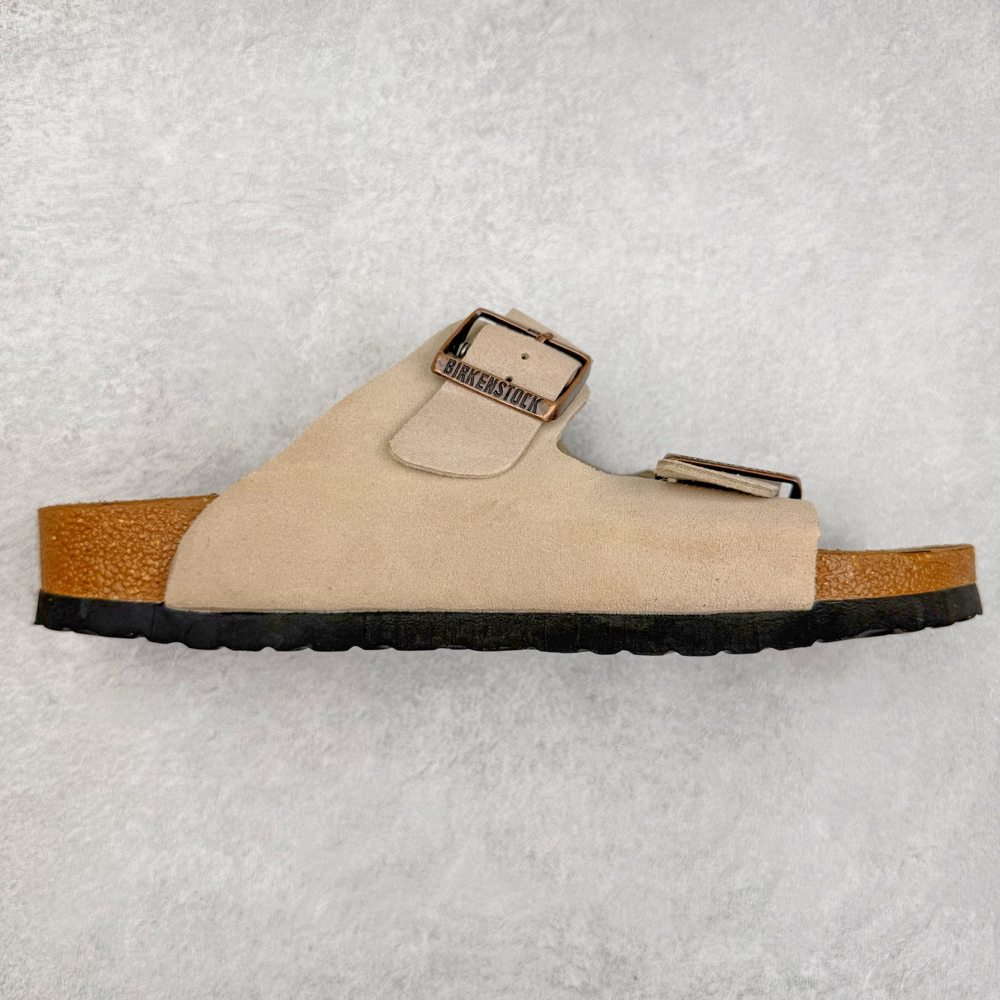 ＃福利特价 Birkenstock Arizona 系列勃肯皮革绒面双扣时尚凉拖鞋 牛皮绒面革质地柔软 搭配可调节鞋扣提升穿着舒适度 人体工学设计分散脚部压力 保护脚踝 软木乳胶鞋床具有一定的收缩性 长时间穿着后能贴合脚型 EVA鞋底回弹性和抗张性力高 具有良好的防震、缓冲性 四季皆宜 柔软的鞋床采用额外的泡沫缓冲层 提供额外的舒适感和全天支撑 尺码：35-44-选品中心