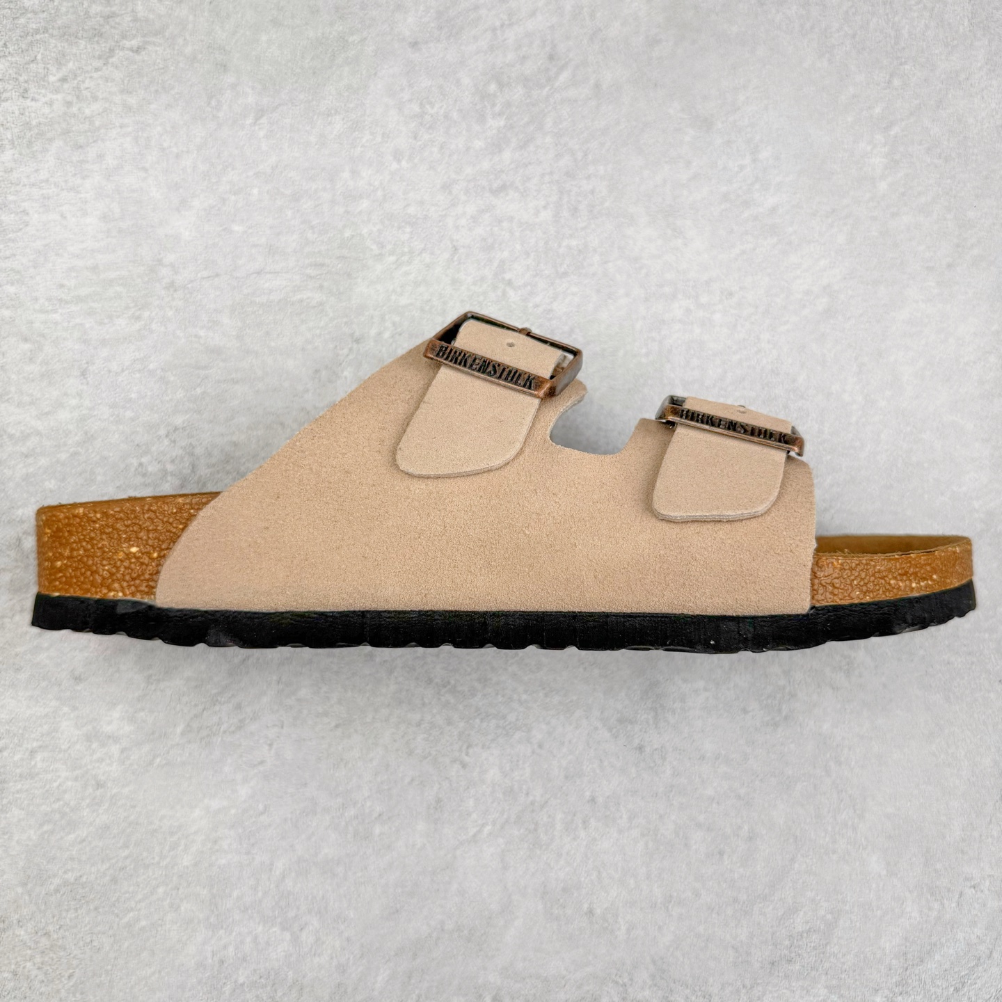 图片[5]-＃福利特价 Birkenstock Arizona 系列勃肯皮革绒面双扣时尚凉拖鞋 牛皮绒面革质地柔软 搭配可调节鞋扣提升穿着舒适度 人体工学设计分散脚部压力 保护脚踝 软木乳胶鞋床具有一定的收缩性 长时间穿着后能贴合脚型 EVA鞋底回弹性和抗张性力高 具有良好的防震、缓冲性 四季皆宜 柔软的鞋床采用额外的泡沫缓冲层 提供额外的舒适感和全天支撑 尺码：35-44-选品中心