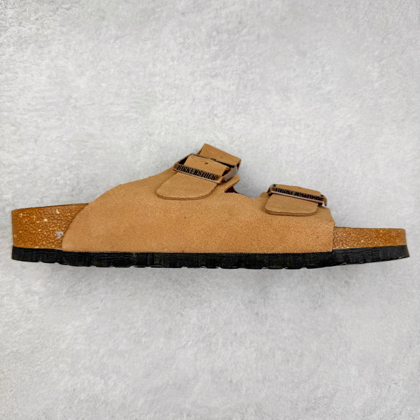 图片[7]-＃福利特价 Birkenstock Arizona 系列勃肯皮革绒面双扣时尚凉拖鞋 牛皮绒面革质地柔软 搭配可调节鞋扣提升穿着舒适度 人体工学设计分散脚部压力 保护脚踝 软木乳胶鞋床具有一定的收缩性 长时间穿着后能贴合脚型 EVA鞋底回弹性和抗张性力高 具有良好的防震、缓冲性 四季皆宜 柔软的鞋床采用额外的泡沫缓冲层 提供额外的舒适感和全天支撑 尺码：35-44-选品中心
