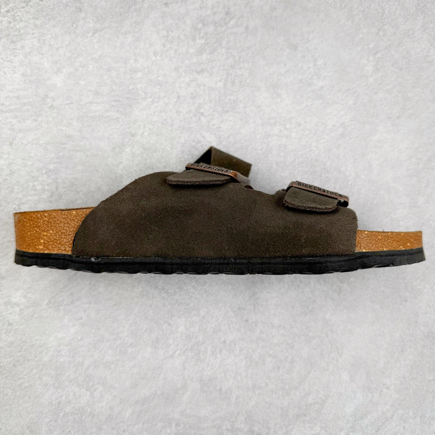 图片[4]-＃福利特价 Birkenstock Arizona 系列勃肯皮革绒面双扣时尚凉拖鞋 牛皮绒面革质地柔软 搭配可调节鞋扣提升穿着舒适度 人体工学设计分散脚部压力 保护脚踝 软木乳胶鞋床具有一定的收缩性 长时间穿着后能贴合脚型 EVA鞋底回弹性和抗张性力高 具有良好的防震、缓冲性 四季皆宜 柔软的鞋床采用额外的泡沫缓冲层 提供额外的舒适感和全天支撑 尺码：35-44-选品中心