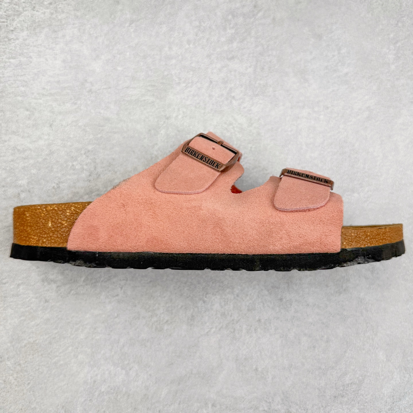 图片[6]-＃福利特价 Birkenstock Arizona 系列勃肯皮革绒面双扣时尚凉拖鞋 牛皮绒面革质地柔软 搭配可调节鞋扣提升穿着舒适度 人体工学设计分散脚部压力 保护脚踝 软木乳胶鞋床具有一定的收缩性 长时间穿着后能贴合脚型 EVA鞋底回弹性和抗张性力高 具有良好的防震、缓冲性 四季皆宜 柔软的鞋床采用额外的泡沫缓冲层 提供额外的舒适感和全天支撑 尺码：35-44-选品中心