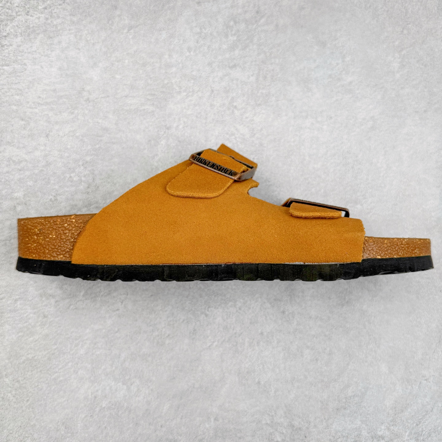 #福利特价 Birkenstock Arizona 系列勃肯皮革绒面双扣时尚凉拖鞋 牛皮绒面革质地柔软 搭配可调节鞋扣提升穿着舒适度 人体工学设计分散脚部压力 保护脚踝 软木乳胶鞋床具有一定的收缩性 长时间穿着后能贴合脚型 EVA鞋底回弹性和抗张性力高 具有良好的防震、缓冲性 四季皆宜 柔软的鞋床采用额外的泡沫缓冲层 提供额外的舒适感和全天支撑 尺码:35-44-选品中心
