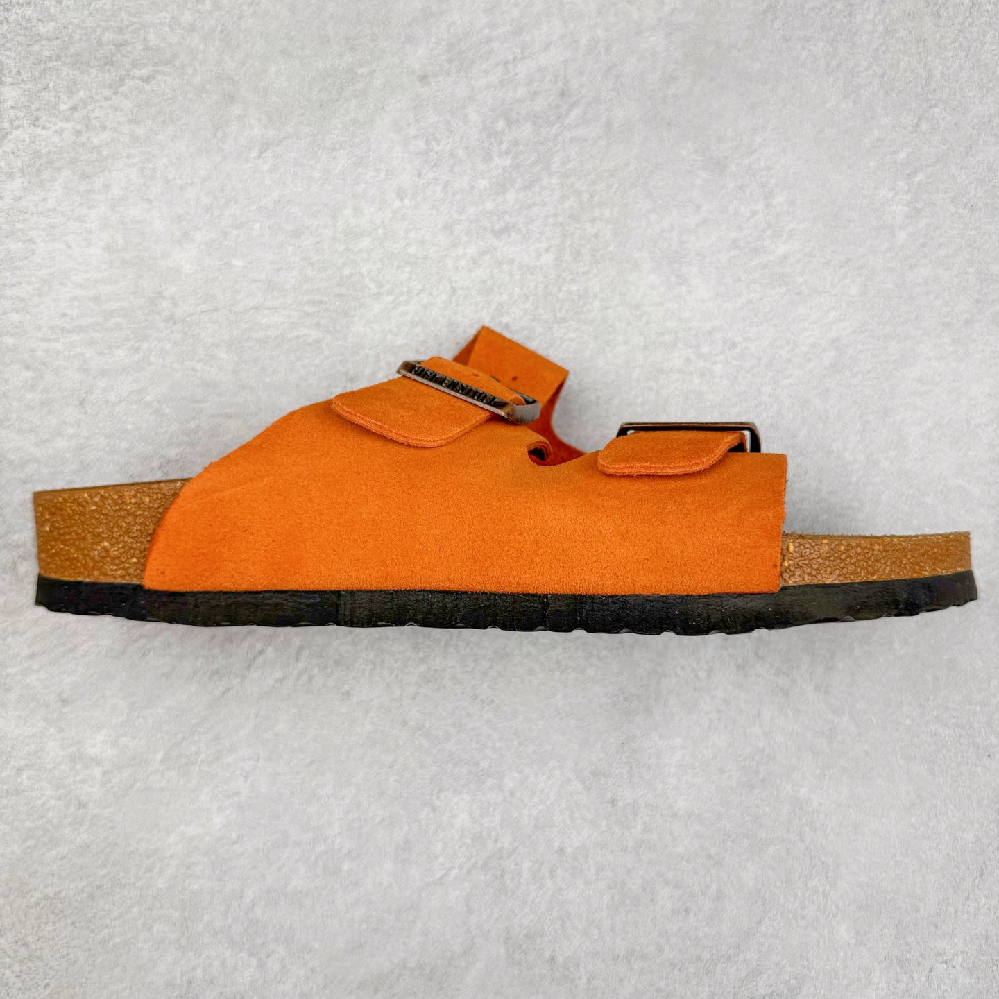 ＃福利特价 Birkenstock Arizona 系列勃肯皮革绒面双扣时尚凉拖鞋 牛皮绒面革质地柔软 搭配可调节鞋扣提升穿着舒适度 人体工学设计分散脚部压力 保护脚踝 软木乳胶鞋床具有一定的收缩性 长时间穿着后能贴合脚型 EVA鞋底回弹性和抗张性力高 具有良好的防震、缓冲性 四季皆宜 柔软的鞋床采用额外的泡沫缓冲层 提供额外的舒适感和全天支撑 尺码：35-44-选品中心