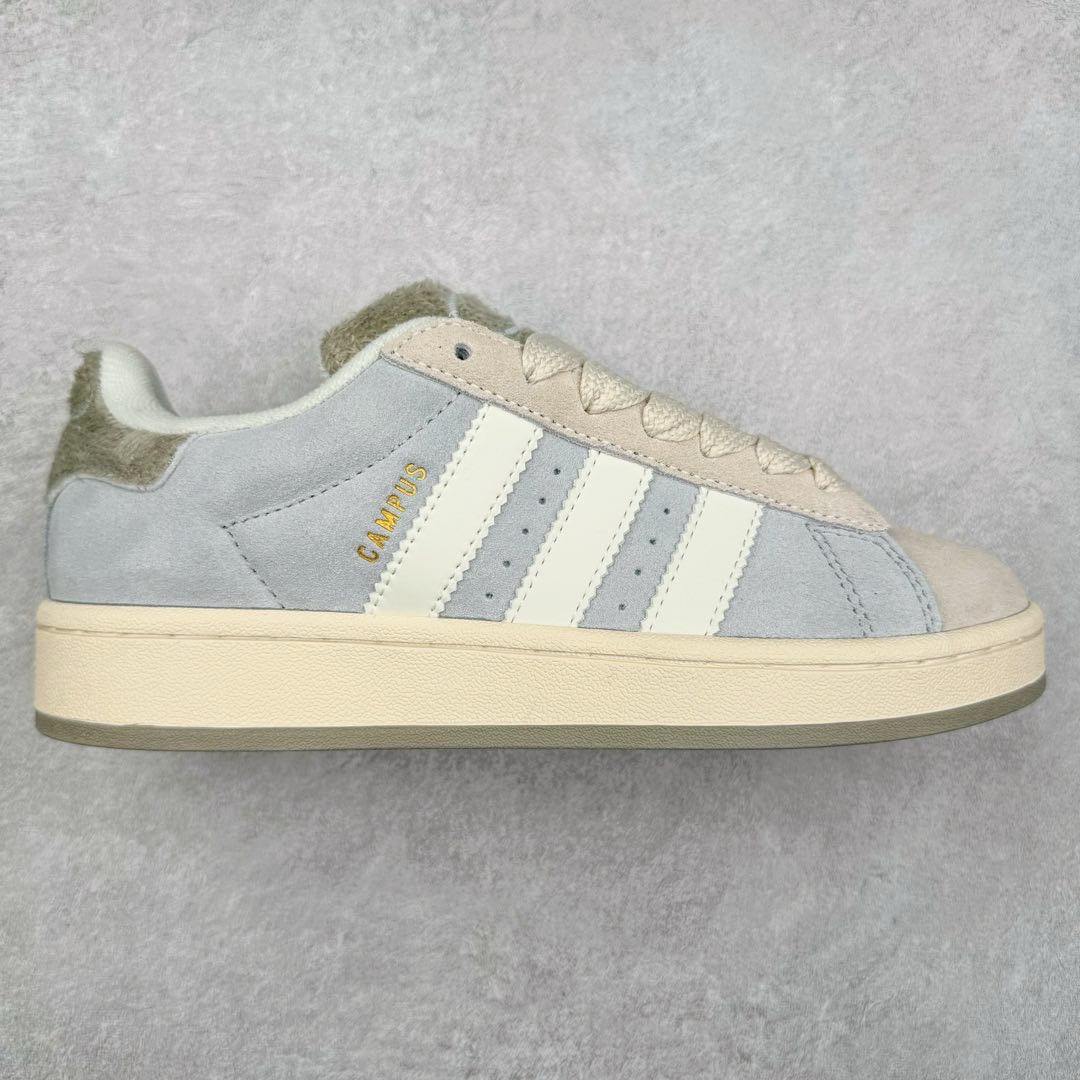 图片[2]-＃C版纯原 AD Originals Campus 00s 学院系列面包风经典复古低帮百搭休闲运动板鞋 原鞋开发 正确版型 市面唯一全鞋采用原厂头层SD皮料 正确宽版鞋盒 清洁度完美 诠释最高工艺 这次 Originals 选择了以经典复古鞋型 Campus 为蓝本打造全新面包鞋 这款鞋型联名不断 冠希当年对它更是钟爱有加 论牌面丝毫不输贝壳头、Forum 等大热鞋型 这次 Campus 一改 80 年代的瘦长造型 鞋舌、鞋身、鞋底甚至细节都变大了 营造出千禧年前后流行的面包鞋宽大廓形 因此鞋名改为 Campus 00s 鞋身采用绒面皮料搭配白色常规皮革 质感上还是延续了经典 Campus 的设计 鞋舌填充更加饱满 让鞋款整体看起来更加圆润 搭配上这款浅蓝配色 「蓝胖子」造型真的很可爱 鞋舌还加入了与以往 Campus 不同的全新三叶草 Logo 令造型更具千禧气息 鞋带也采用了加宽的设计 如果你不喜欢 这次还附送了传统鞋带可以替换 鞋底采用了米黄做旧设计 凸显鞋款的复古年代感 除了清新可人的浅蓝配色 还有一款酷灰配色 造型更加硬朗复古 而且相比浅蓝配色更加耐脏 尺码：36 36⅔ 37⅓ 38 38⅔ 39⅓ 40 40⅔ 41⅓ 42 42⅔ 43⅓ 44 44 ⅓ 45-选品中心