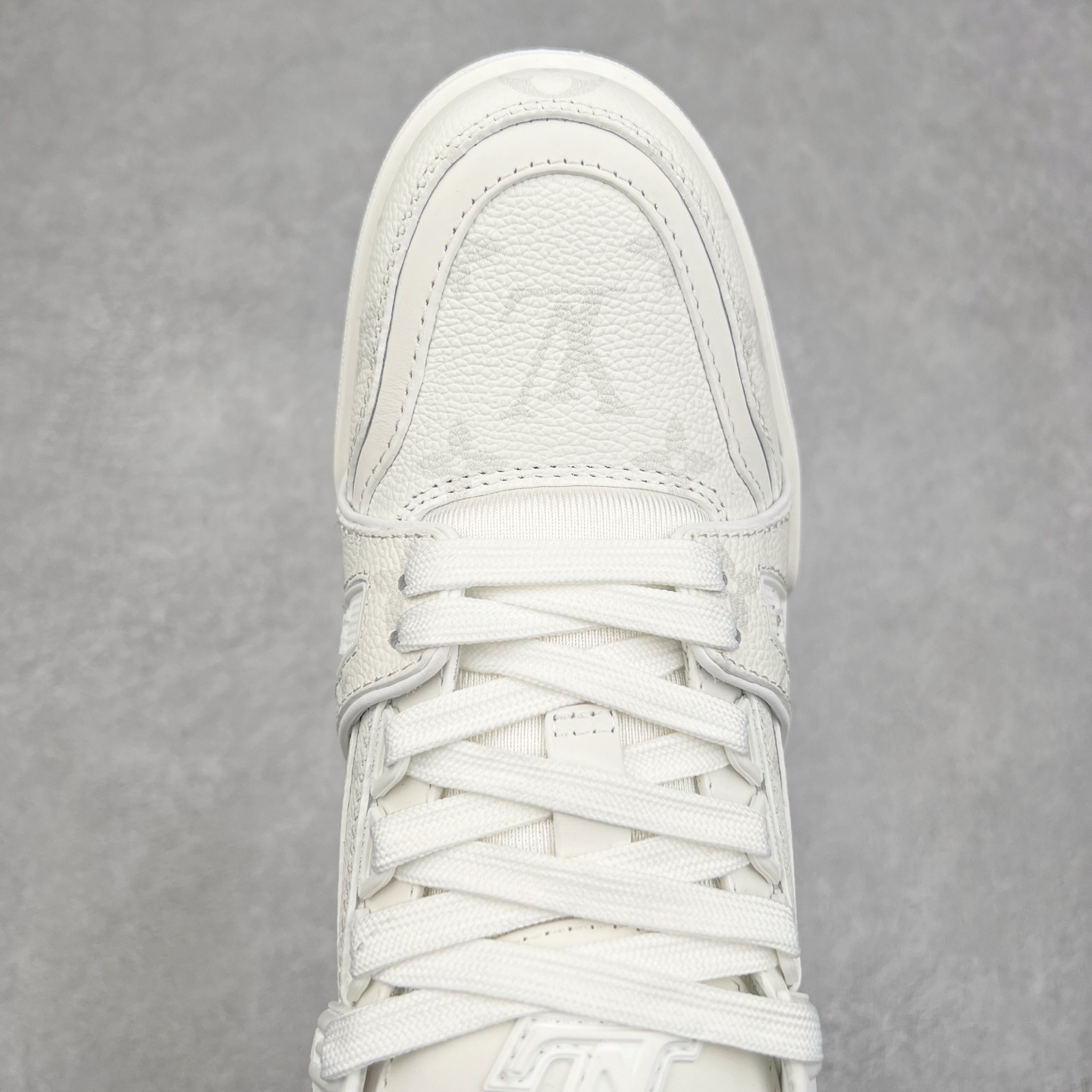 图片[4]-Louis Vuitton Trainer lv时装走秀运动鞋 完美鞋型超高的清洁度 零毛边线头瑕疵 全套原楦原纸版原鞋开模 全网最具灵魂的版型 正确原装黄色鞋盒 正确中底印花 鞋面印花3D高频深度立体 全鞋电脑针车 紧密相连 针距密度一致 环保乳胶注塑鞋垫 厚度脚感还原原版 皮面裁剪部位 统一油边封口工艺 原装橡胶大底含胶量大底组合零偏差 专柜全套包装 防尘袋 说明书 质保卡 男女鞋 尺码：35 36 37 38 39 40 41 42 43 44 45-选品中心