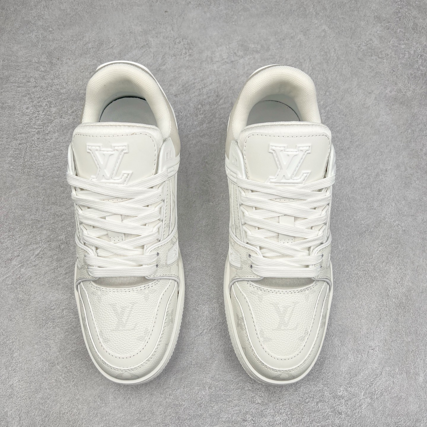 图片[2]-Louis Vuitton Trainer lv时装走秀运动鞋 完美鞋型超高的清洁度 零毛边线头瑕疵 全套原楦原纸版原鞋开模 全网最具灵魂的版型 正确原装黄色鞋盒 正确中底印花 鞋面印花3D高频深度立体 全鞋电脑针车 紧密相连 针距密度一致 环保乳胶注塑鞋垫 厚度脚感还原原版 皮面裁剪部位 统一油边封口工艺 原装橡胶大底含胶量大底组合零偏差 专柜全套包装 防尘袋 说明书 质保卡 男女鞋 尺码：35 36 37 38 39 40 41 42 43 44 45-选品中心