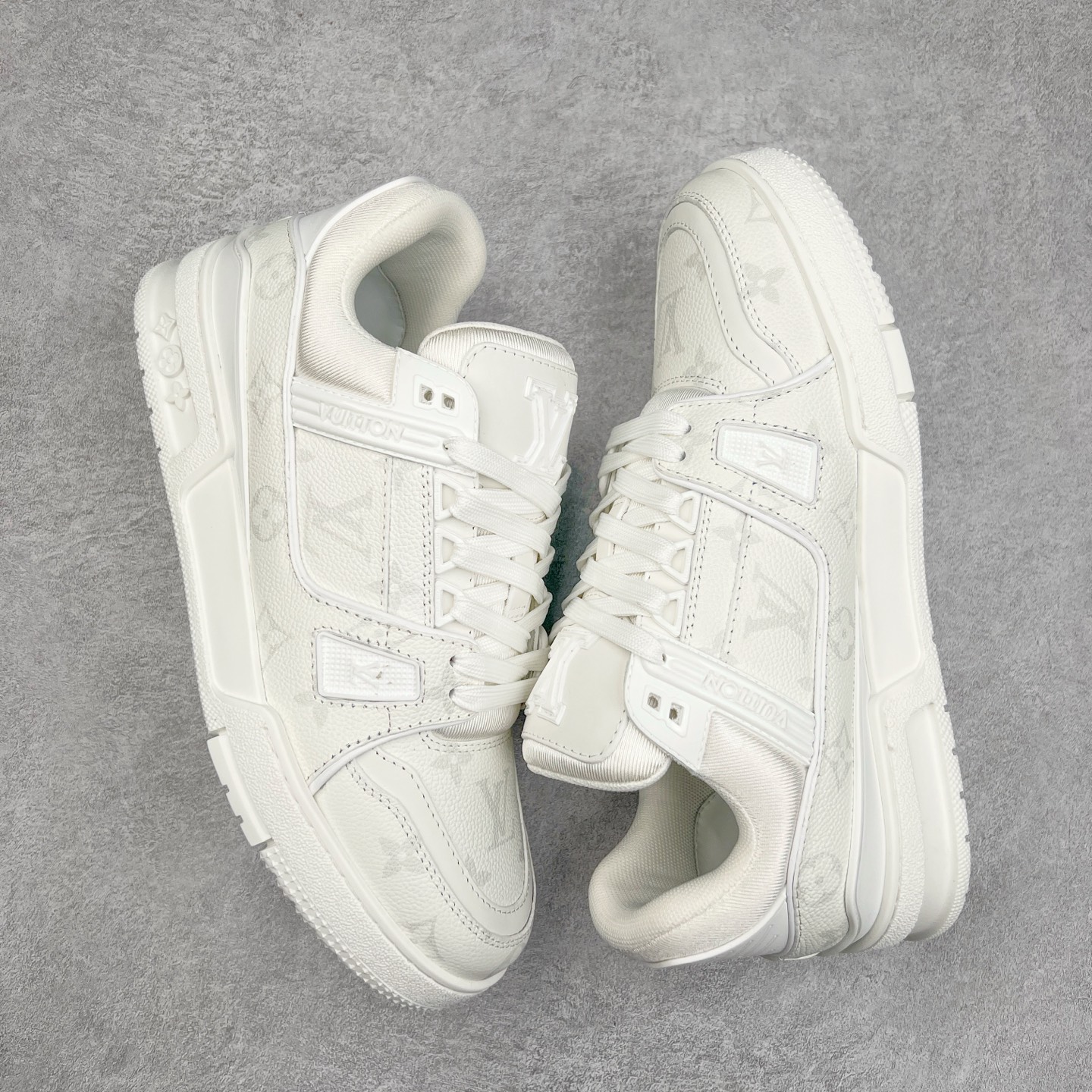 图片[3]-Louis Vuitton Trainer lv时装走秀运动鞋 完美鞋型超高的清洁度 零毛边线头瑕疵 全套原楦原纸版原鞋开模 全网最具灵魂的版型 正确原装黄色鞋盒 正确中底印花 鞋面印花3D高频深度立体 全鞋电脑针车 紧密相连 针距密度一致 环保乳胶注塑鞋垫 厚度脚感还原原版 皮面裁剪部位 统一油边封口工艺 原装橡胶大底含胶量大底组合零偏差 专柜全套包装 防尘袋 说明书 质保卡 男女鞋 尺码：35 36 37 38 39 40 41 42 43 44 45-选品中心