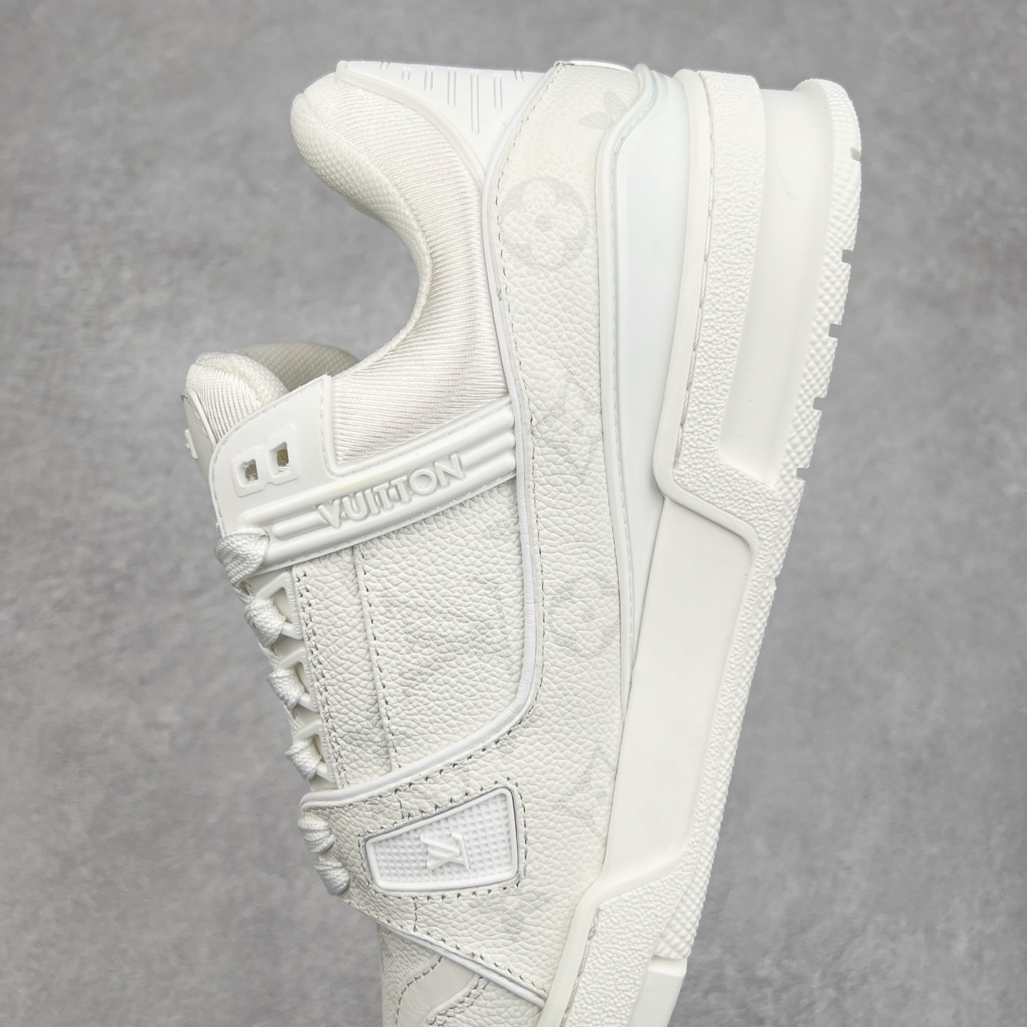 图片[7]-Louis Vuitton Trainer lv时装走秀运动鞋 完美鞋型超高的清洁度 零毛边线头瑕疵 全套原楦原纸版原鞋开模 全网最具灵魂的版型 正确原装黄色鞋盒 正确中底印花 鞋面印花3D高频深度立体 全鞋电脑针车 紧密相连 针距密度一致 环保乳胶注塑鞋垫 厚度脚感还原原版 皮面裁剪部位 统一油边封口工艺 原装橡胶大底含胶量大底组合零偏差 专柜全套包装 防尘袋 说明书 质保卡 男女鞋 尺码：35 36 37 38 39 40 41 42 43 44 45-选品中心