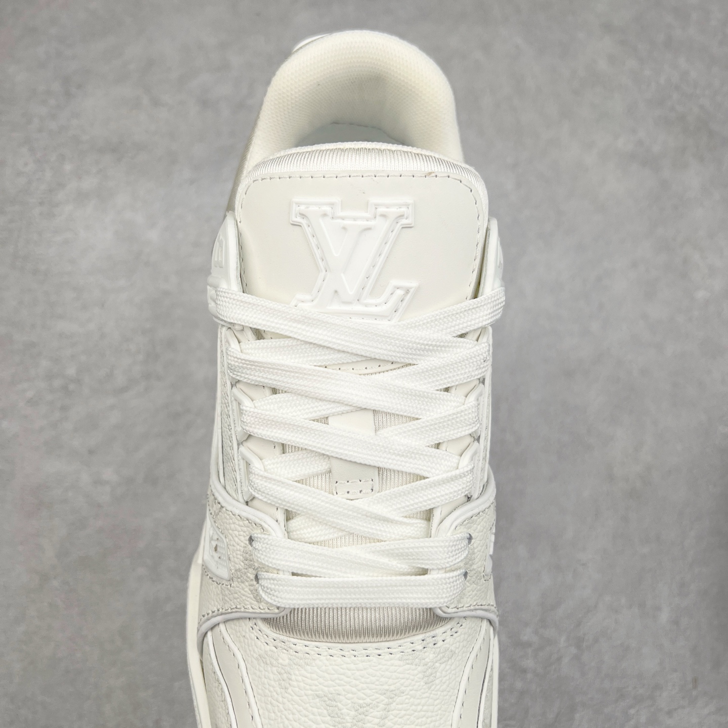 图片[5]-Louis Vuitton Trainer lv时装走秀运动鞋 完美鞋型超高的清洁度 零毛边线头瑕疵 全套原楦原纸版原鞋开模 全网最具灵魂的版型 正确原装黄色鞋盒 正确中底印花 鞋面印花3D高频深度立体 全鞋电脑针车 紧密相连 针距密度一致 环保乳胶注塑鞋垫 厚度脚感还原原版 皮面裁剪部位 统一油边封口工艺 原装橡胶大底含胶量大底组合零偏差 专柜全套包装 防尘袋 说明书 质保卡 男女鞋 尺码：35 36 37 38 39 40 41 42 43 44 45-选品中心