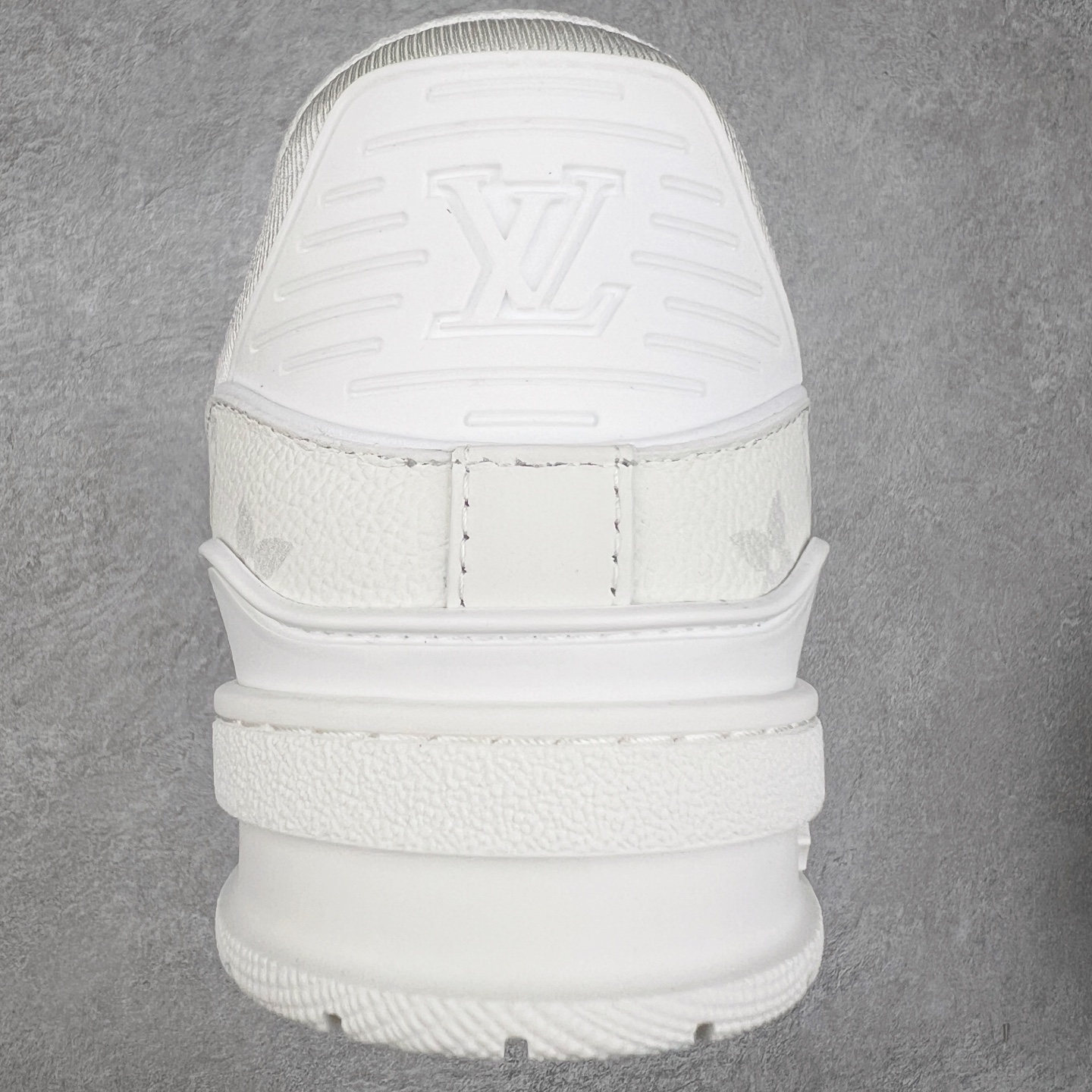 图片[8]-Louis Vuitton Trainer lv时装走秀运动鞋 完美鞋型超高的清洁度 零毛边线头瑕疵 全套原楦原纸版原鞋开模 全网最具灵魂的版型 正确原装黄色鞋盒 正确中底印花 鞋面印花3D高频深度立体 全鞋电脑针车 紧密相连 针距密度一致 环保乳胶注塑鞋垫 厚度脚感还原原版 皮面裁剪部位 统一油边封口工艺 原装橡胶大底含胶量大底组合零偏差 专柜全套包装 防尘袋 说明书 质保卡 男女鞋 尺码：35 36 37 38 39 40 41 42 43 44 45-选品中心