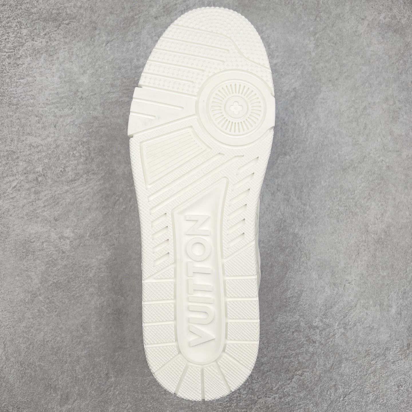 图片[9]-Louis Vuitton Trainer lv时装走秀运动鞋 完美鞋型超高的清洁度 零毛边线头瑕疵 全套原楦原纸版原鞋开模 全网最具灵魂的版型 正确原装黄色鞋盒 正确中底印花 鞋面印花3D高频深度立体 全鞋电脑针车 紧密相连 针距密度一致 环保乳胶注塑鞋垫 厚度脚感还原原版 皮面裁剪部位 统一油边封口工艺 原装橡胶大底含胶量大底组合零偏差 专柜全套包装 防尘袋 说明书 质保卡 男女鞋 尺码：35 36 37 38 39 40 41 42 43 44 45-选品中心