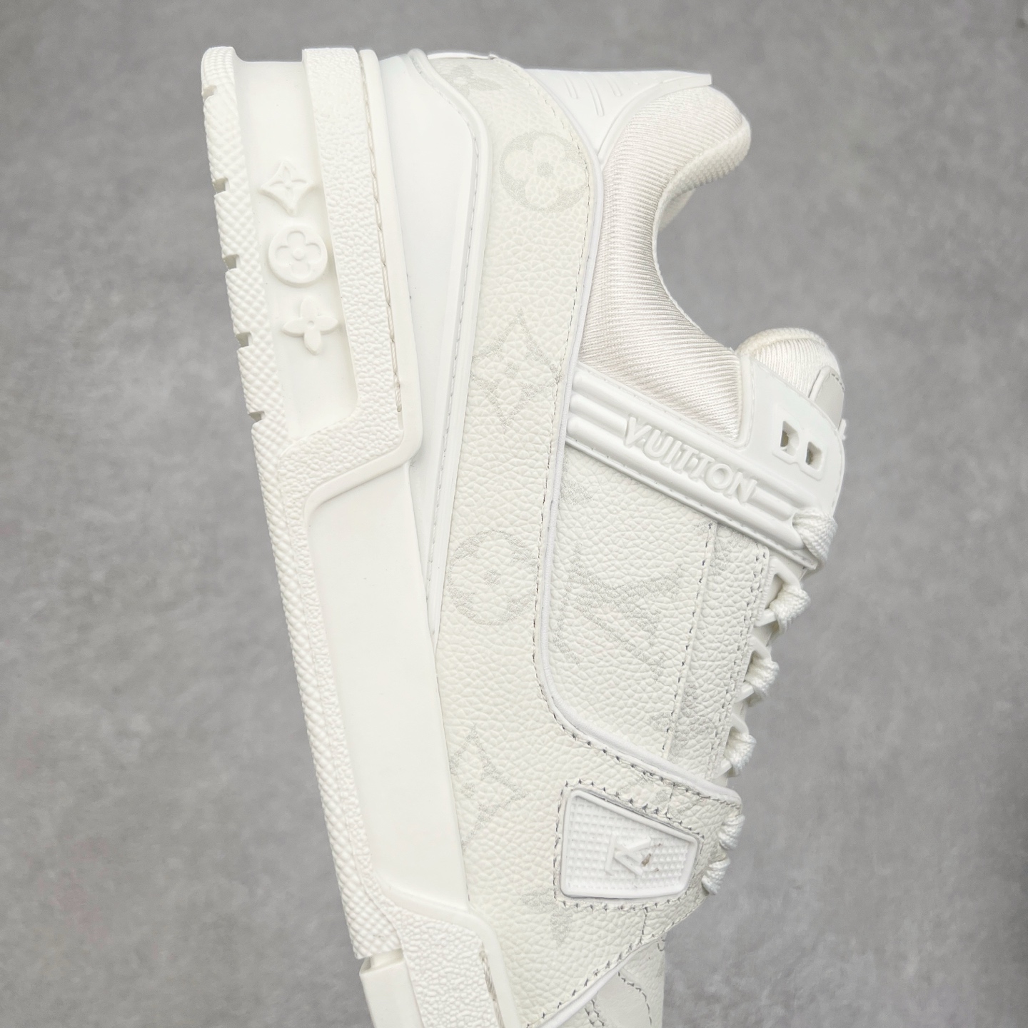 图片[6]-Louis Vuitton Trainer lv时装走秀运动鞋 完美鞋型超高的清洁度 零毛边线头瑕疵 全套原楦原纸版原鞋开模 全网最具灵魂的版型 正确原装黄色鞋盒 正确中底印花 鞋面印花3D高频深度立体 全鞋电脑针车 紧密相连 针距密度一致 环保乳胶注塑鞋垫 厚度脚感还原原版 皮面裁剪部位 统一油边封口工艺 原装橡胶大底含胶量大底组合零偏差 专柜全套包装 防尘袋 说明书 质保卡 男女鞋 尺码：35 36 37 38 39 40 41 42 43 44 45-选品中心