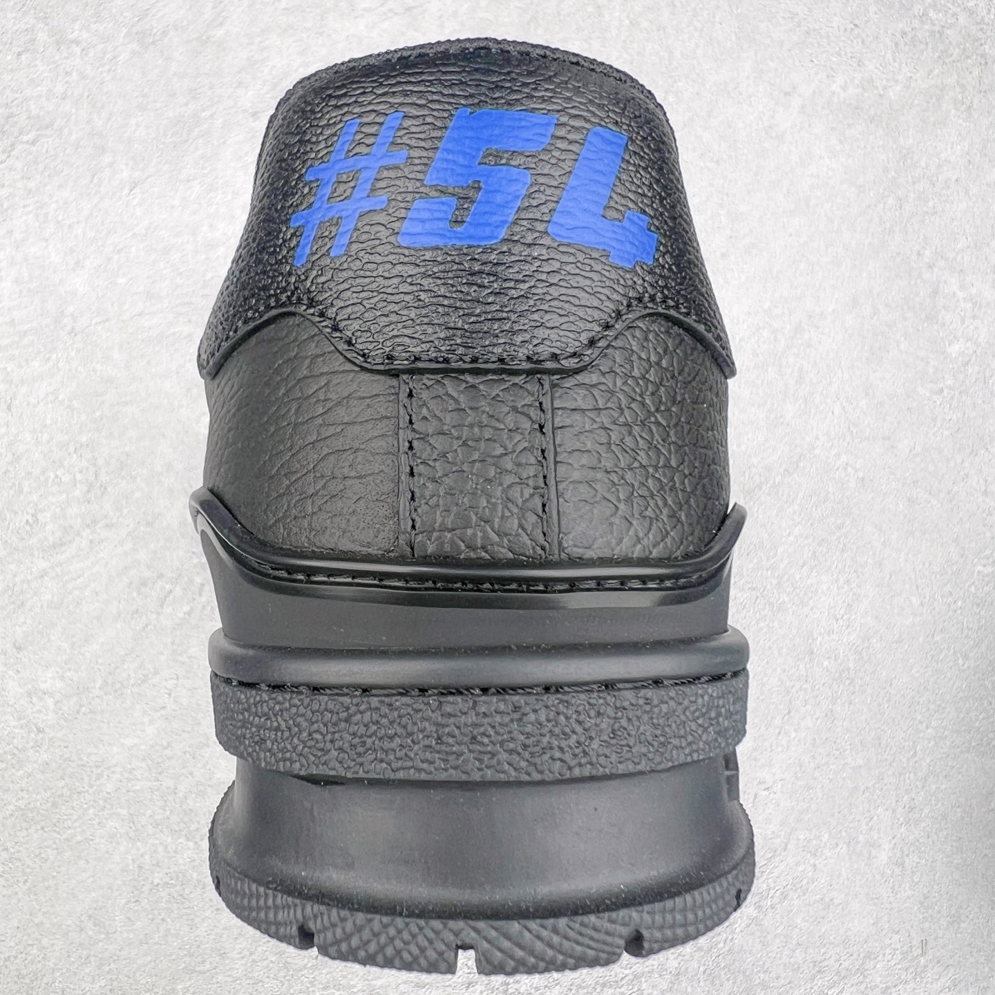 图片[8]-Louis Vuitton Trainer lv时装走秀运动鞋 完美鞋型超高的清洁度 零毛边线头瑕疵 全套原楦原纸版原鞋开模 全网最具灵魂的版型 正确原装黄色鞋盒 正确中底印花 鞋面印花3D高频深度立体 全鞋电脑针车 紧密相连 针距密度一致 环保乳胶注塑鞋垫 厚度脚感还原原版 皮面裁剪部位 统一油边封口工艺 原装橡胶大底含胶量大底组合零偏差 专柜全套包装 防尘袋 说明书 质保卡 男女鞋 尺码：35 36 37 38 39 40 41 42 43 44 45-选品中心