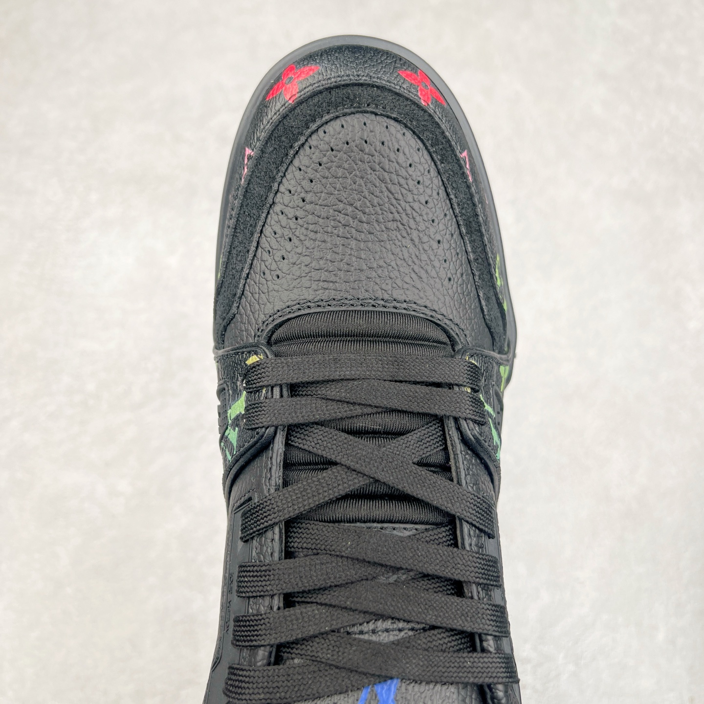 图片[4]-Louis Vuitton Trainer lv时装走秀运动鞋 完美鞋型超高的清洁度 零毛边线头瑕疵 全套原楦原纸版原鞋开模 全网最具灵魂的版型 正确原装黄色鞋盒 正确中底印花 鞋面印花3D高频深度立体 全鞋电脑针车 紧密相连 针距密度一致 环保乳胶注塑鞋垫 厚度脚感还原原版 皮面裁剪部位 统一油边封口工艺 原装橡胶大底含胶量大底组合零偏差 专柜全套包装 防尘袋 说明书 质保卡 男女鞋 尺码：35 36 37 38 39 40 41 42 43 44 45-选品中心