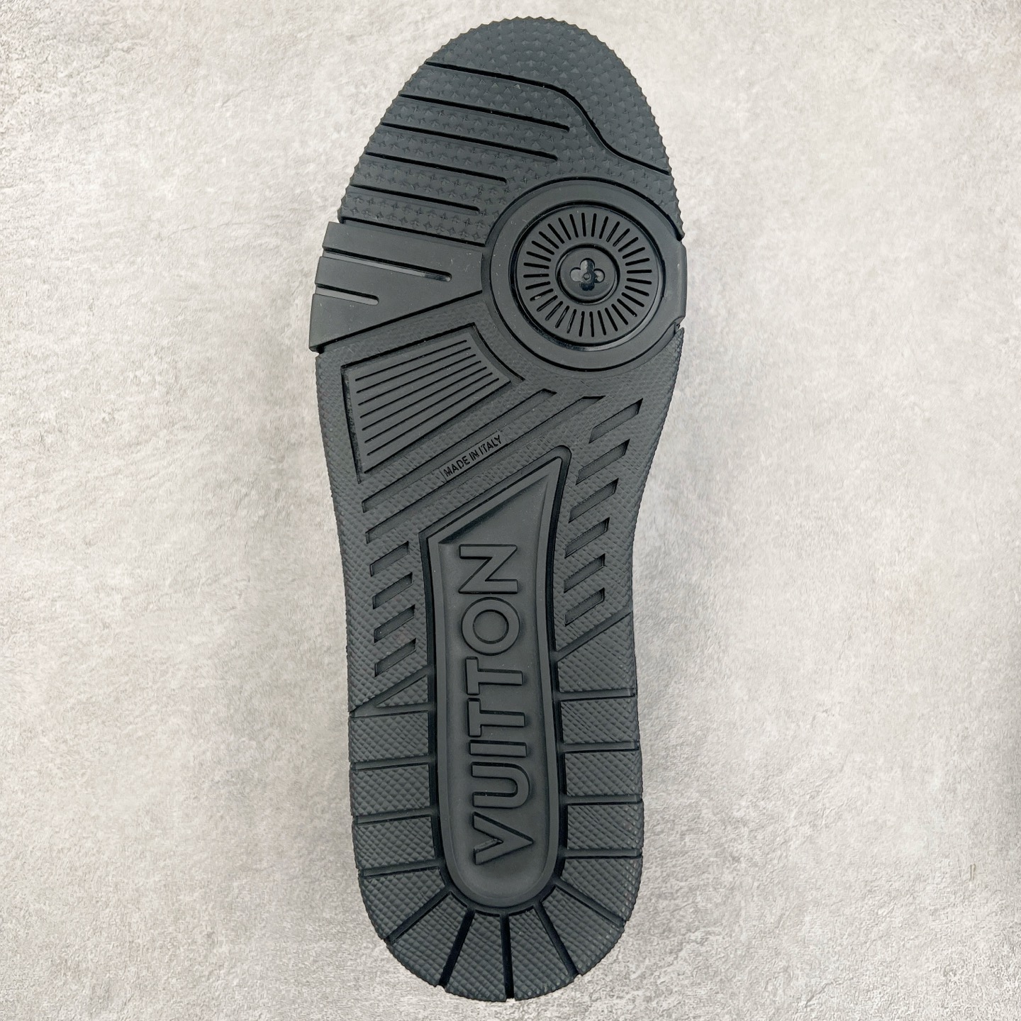 图片[9]-Louis Vuitton Trainer lv时装走秀运动鞋 完美鞋型超高的清洁度 零毛边线头瑕疵 全套原楦原纸版原鞋开模 全网最具灵魂的版型 正确原装黄色鞋盒 正确中底印花 鞋面印花3D高频深度立体 全鞋电脑针车 紧密相连 针距密度一致 环保乳胶注塑鞋垫 厚度脚感还原原版 皮面裁剪部位 统一油边封口工艺 原装橡胶大底含胶量大底组合零偏差 专柜全套包装 防尘袋 说明书 质保卡 男女鞋 尺码：35 36 37 38 39 40 41 42 43 44 45-选品中心